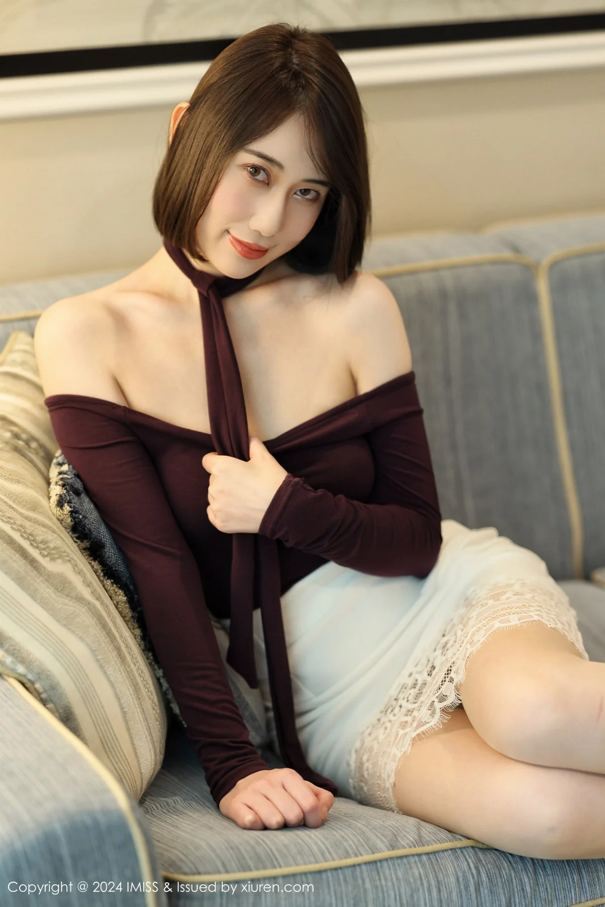 瑞妤性感深色上衣配白短裙露超薄肉丝秀翘臀美腿绝美写真 第 20 张