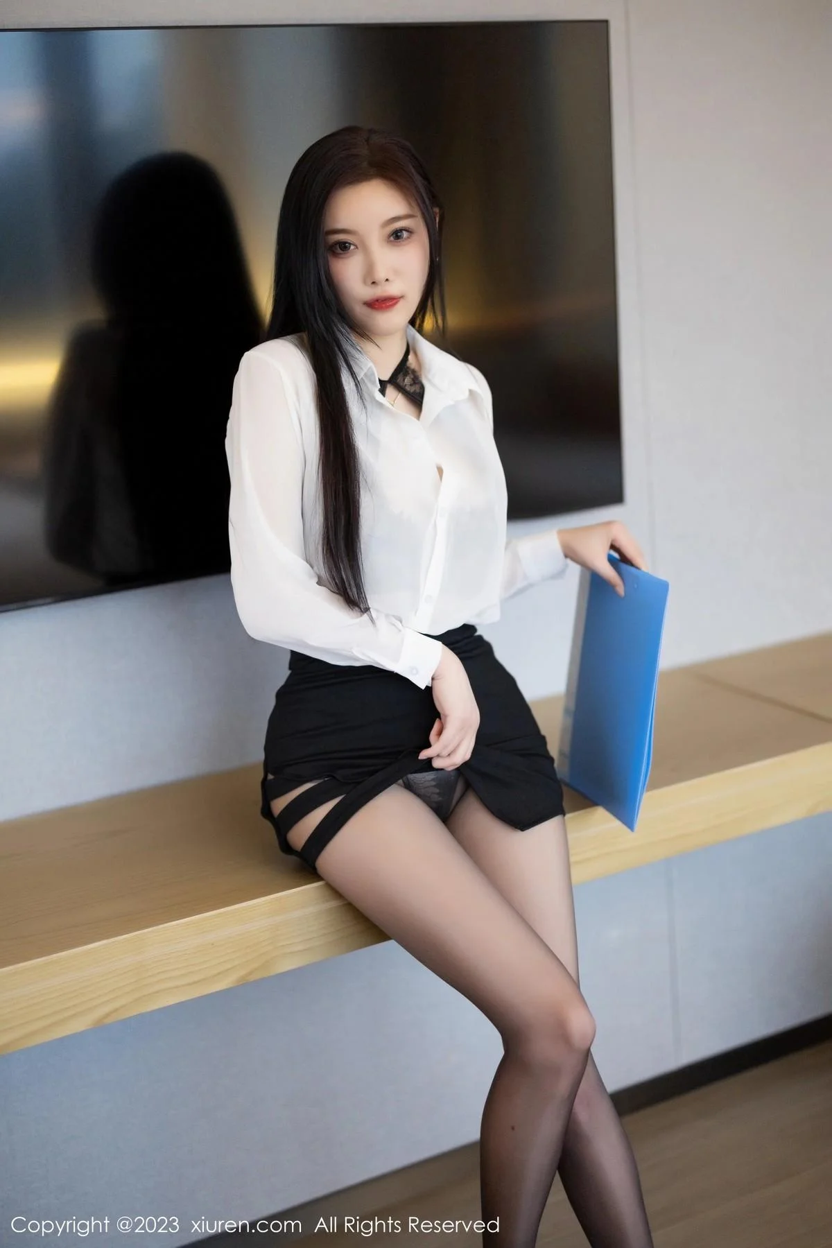 杨晨晨Yome性感白T配黑短裙露黑色蕾丝内衣完美绝美写真 第 18 张