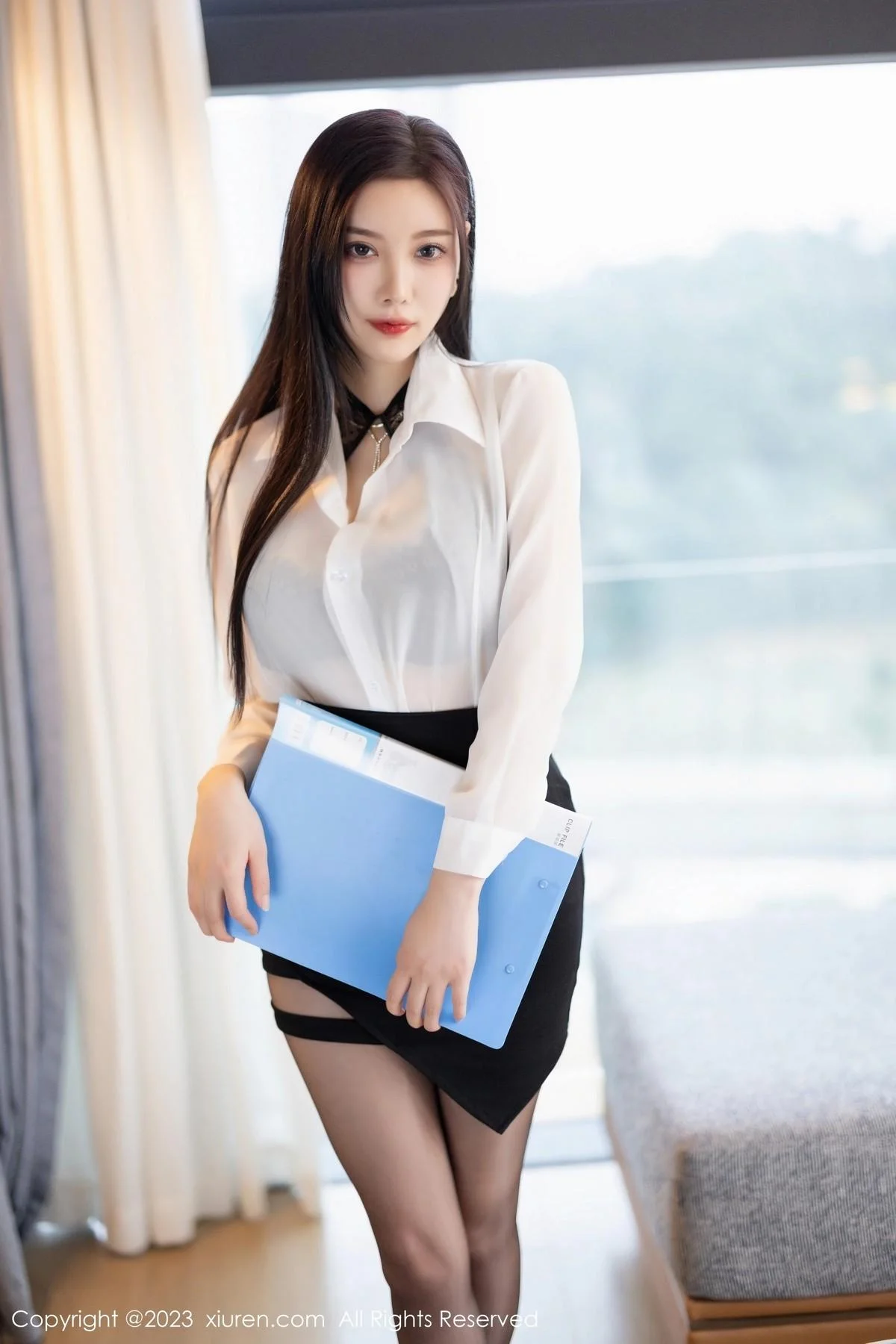 杨晨晨Yome性感白T配黑短裙露黑色蕾丝内衣完美绝美写真 第 2 张