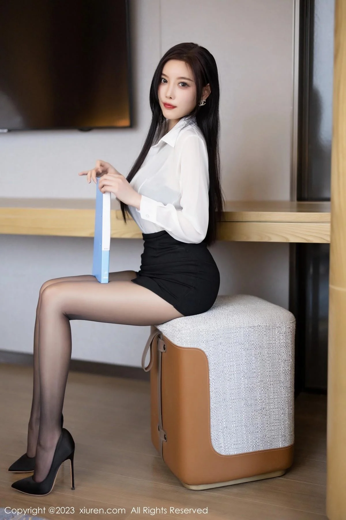 杨晨晨Yome性感白T配黑短裙露黑色蕾丝内衣完美绝美写真 第 7 张