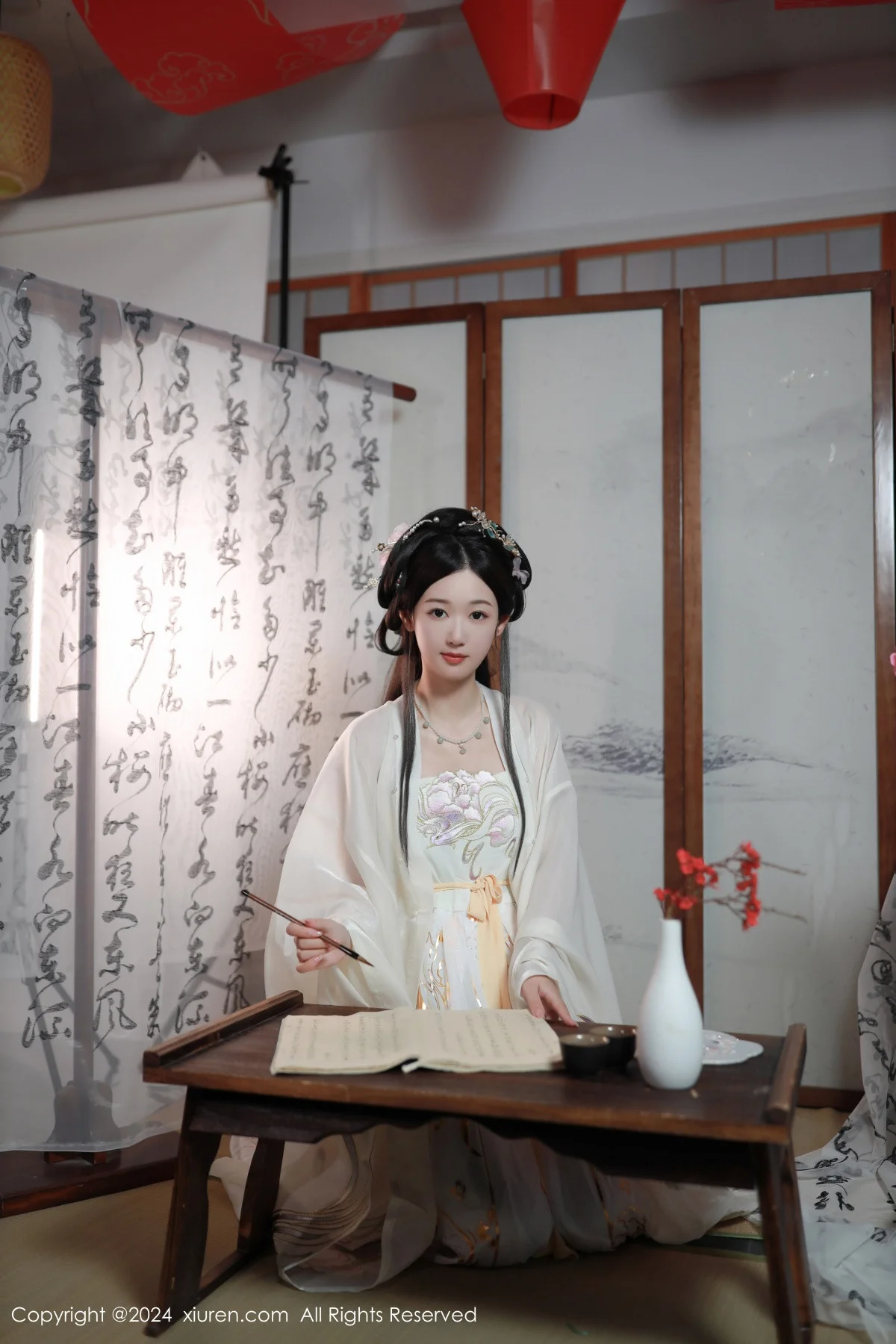 唐安琪性感浅色古装服饰配超薄无内肉丝秀曼妙身姿绝美写真 第 2 张