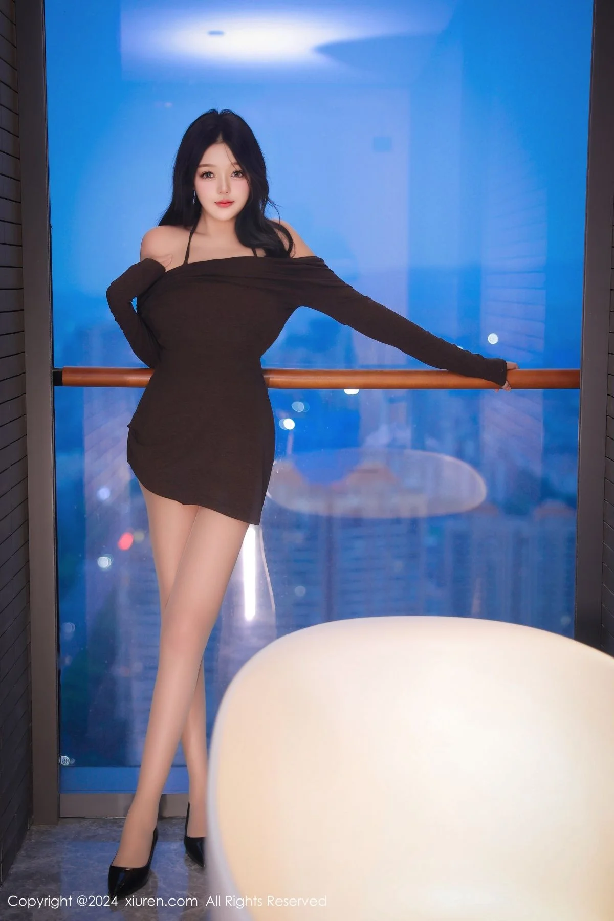 柚柚小奶瓶浴室场景深色连衣裙配超薄灰丝秀凹凸身材绝美写真 第 23 张