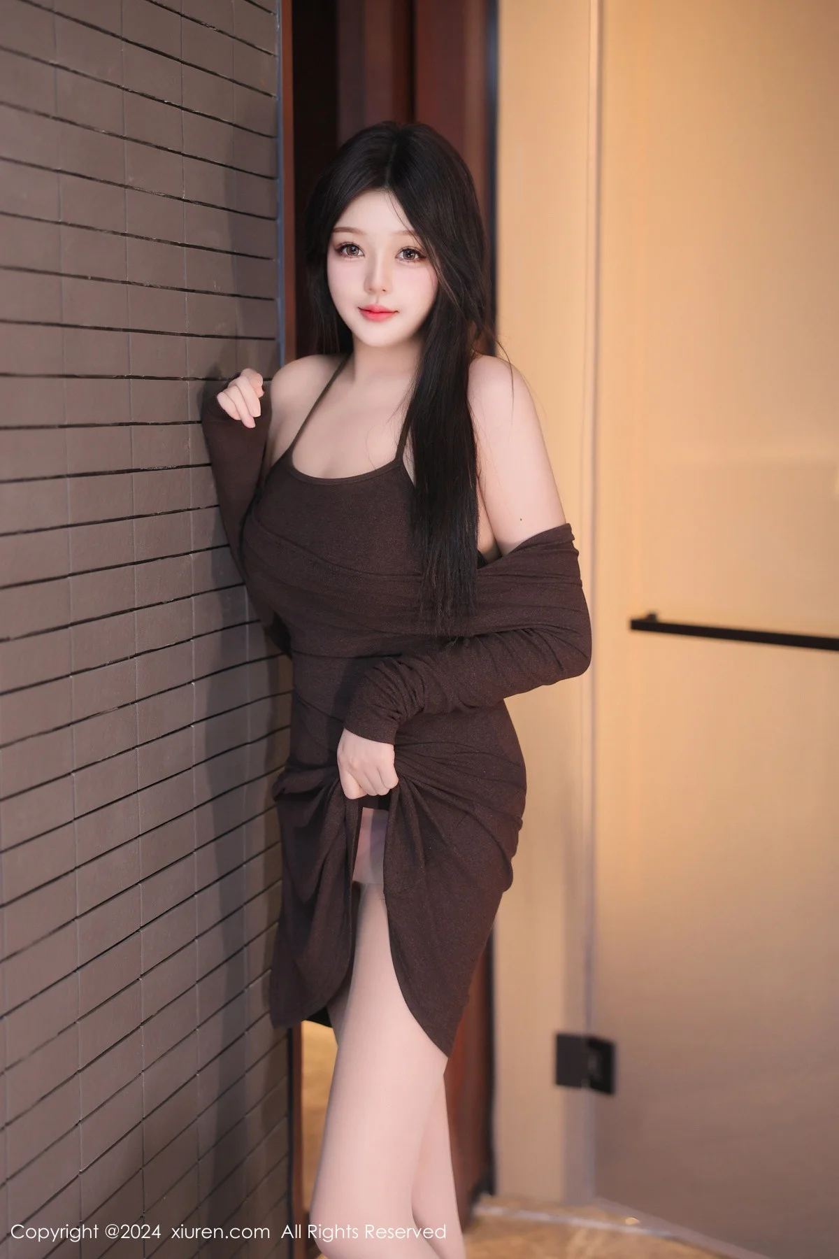 柚柚小奶瓶浴室场景深色连衣裙配超薄灰丝秀凹凸身材绝美写真 第 6 张