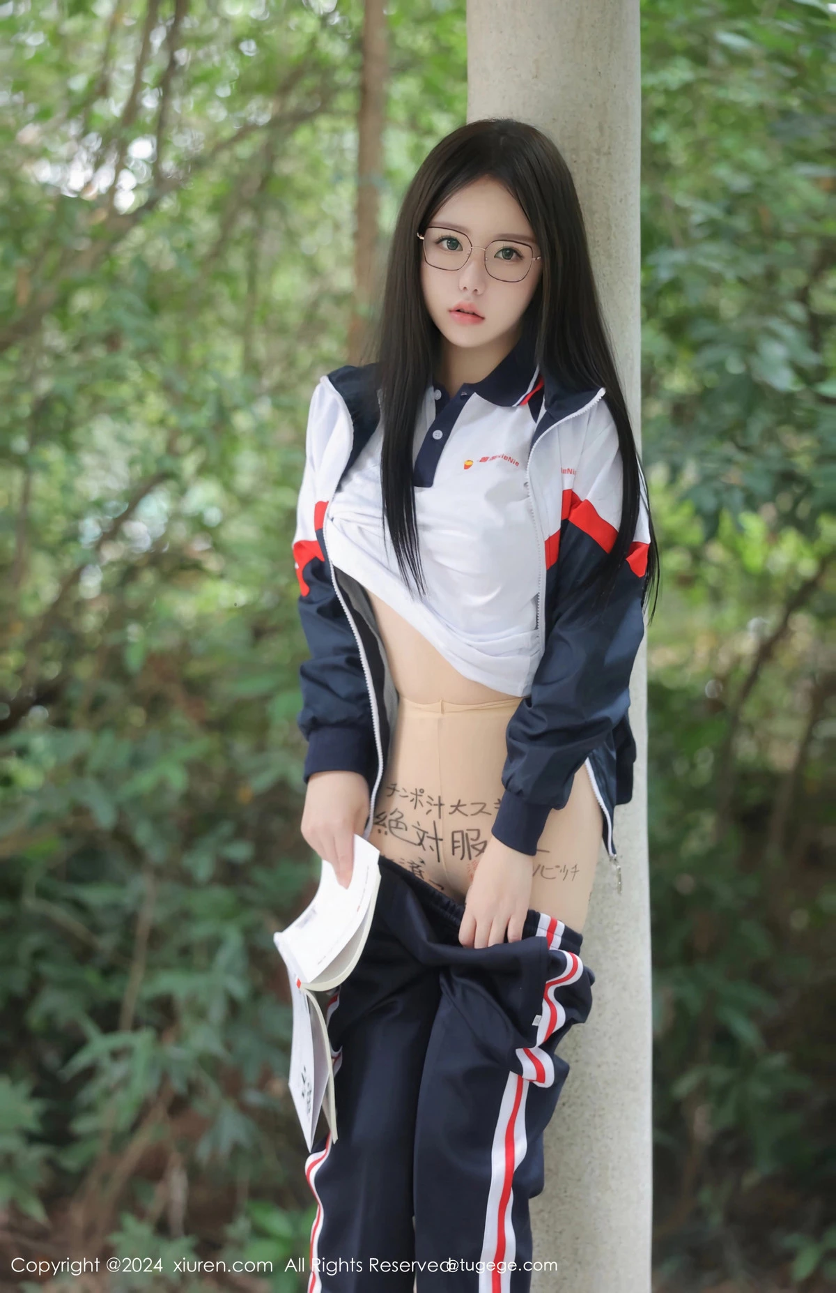 小薯条nienie户外性感学生运动装露超薄肉丝撩人绝美写真 第 13 张