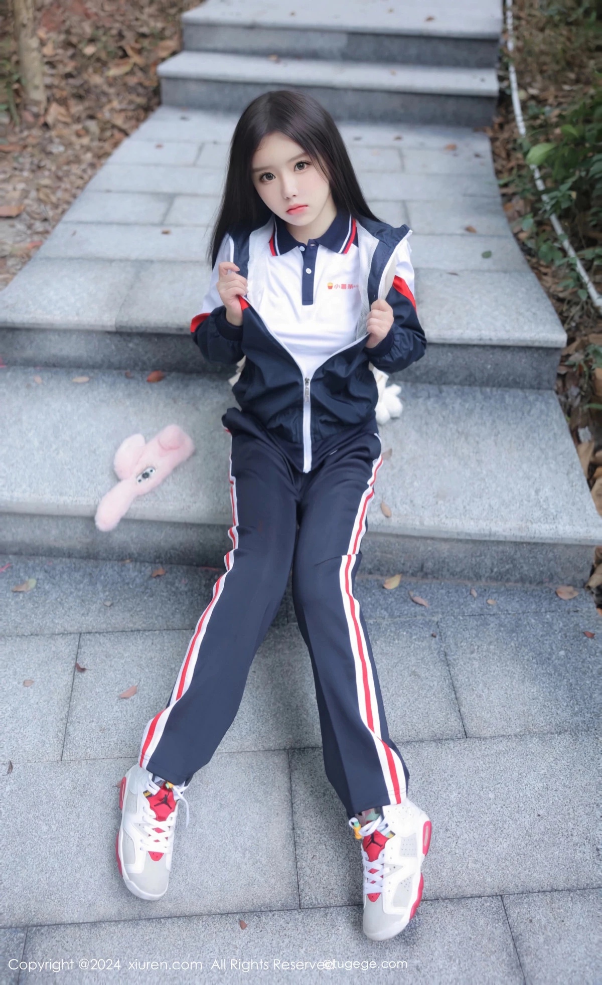 小薯条nienie户外性感学生运动装露超薄肉丝撩人绝美写真 第 15 张