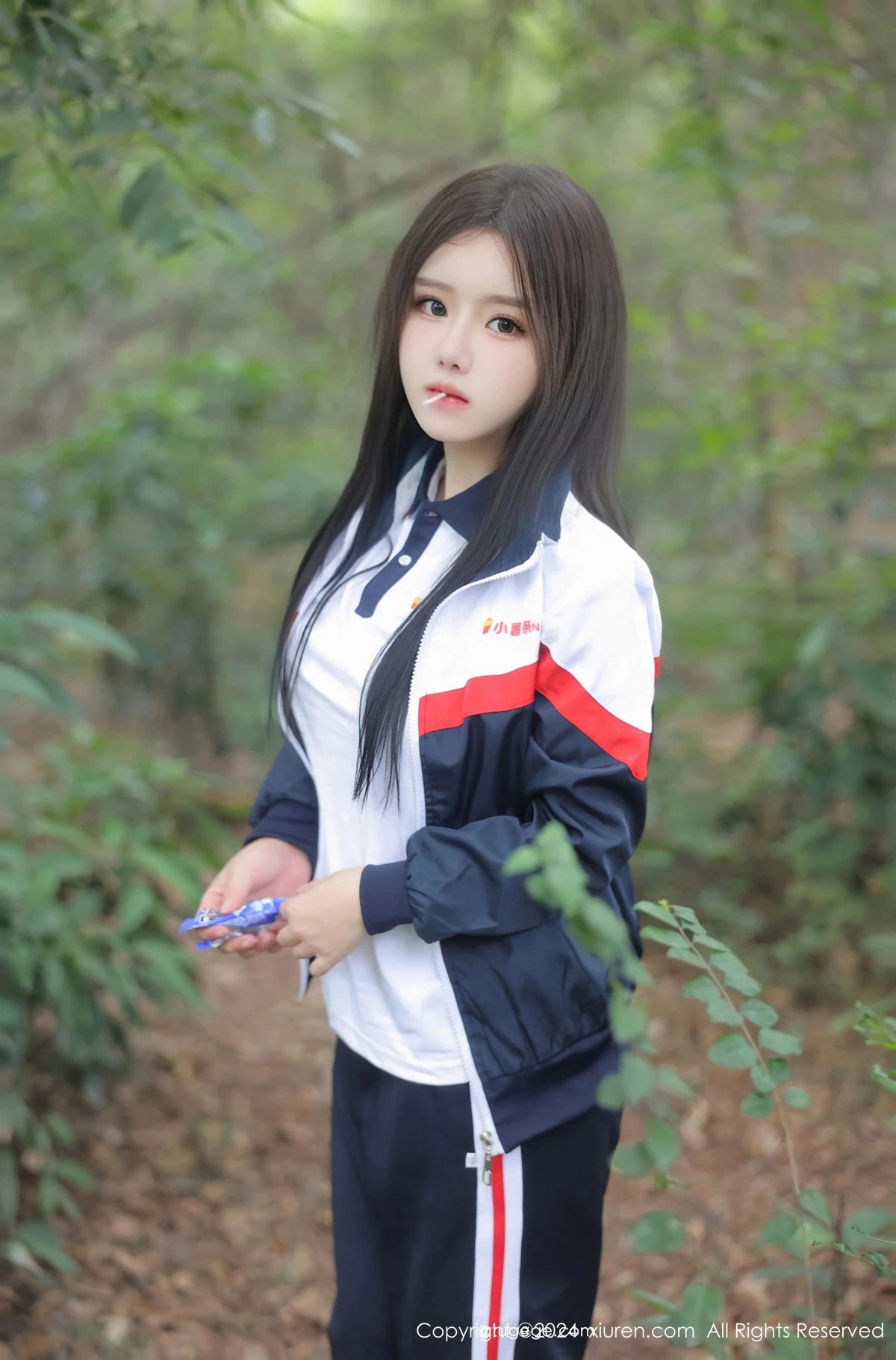 小薯条nienie户外性感学生运动装露超薄肉丝撩人绝美写真 第 19 张