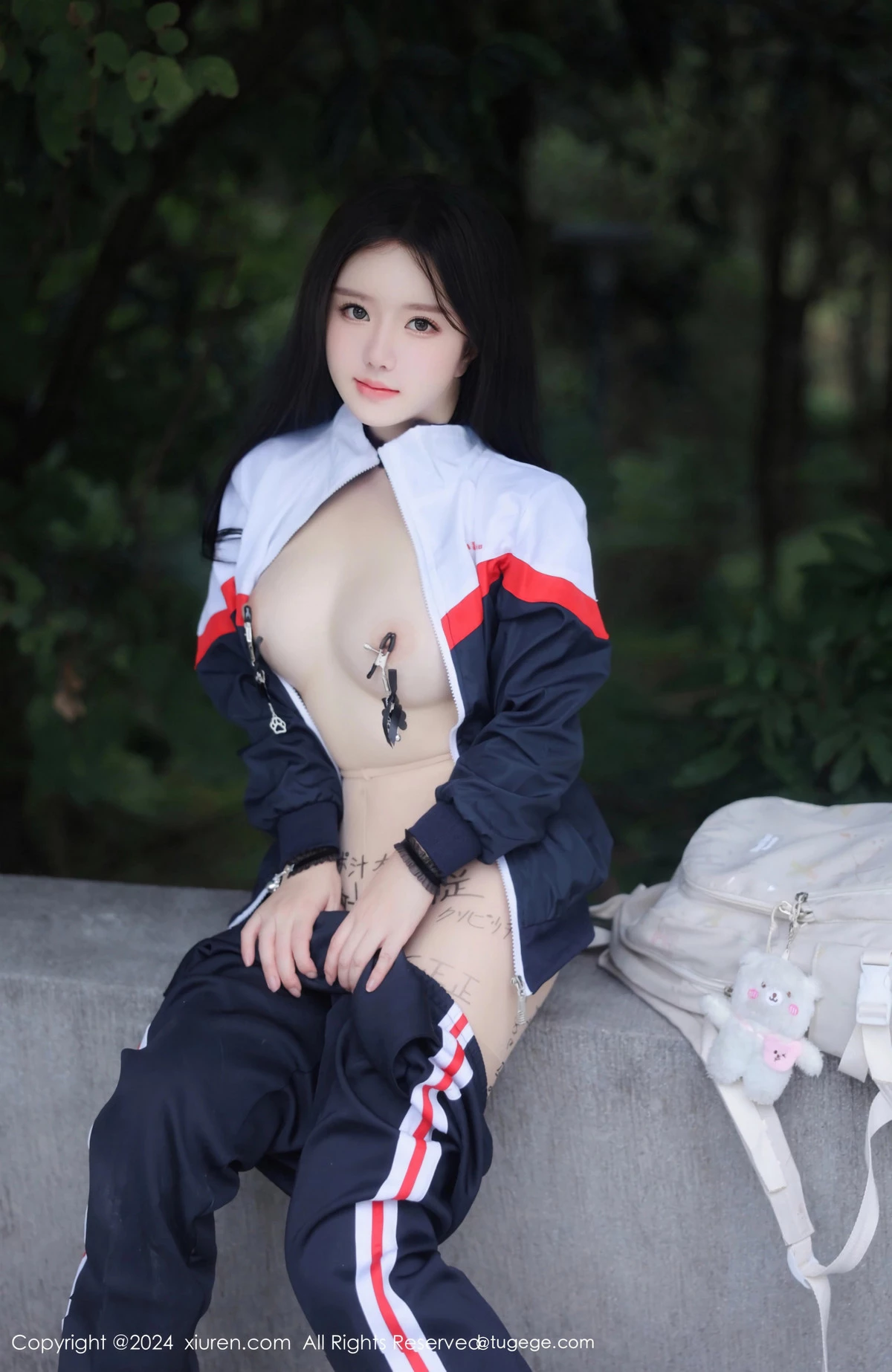 小薯条nienie户外性感学生运动装露超薄肉丝撩人绝美写真 第 25 张