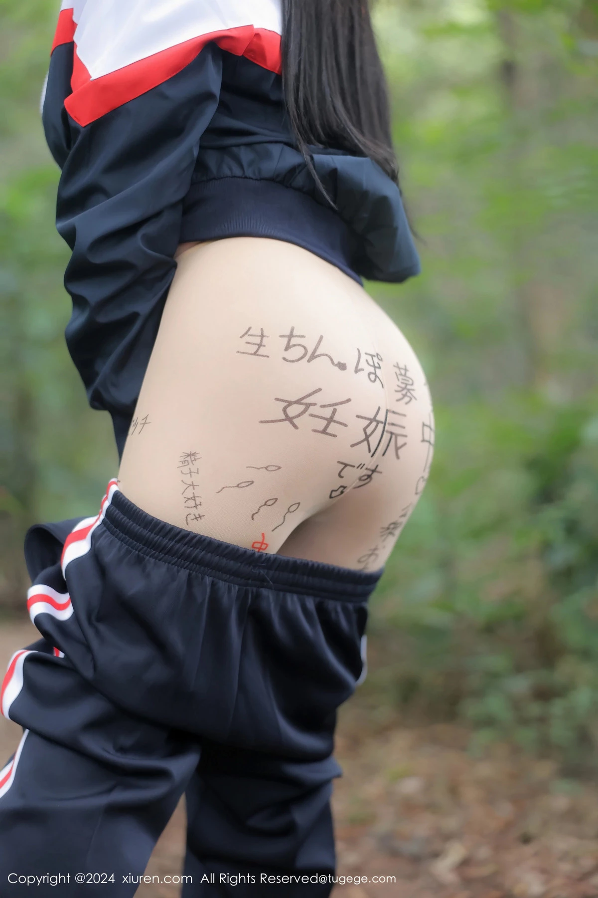 小薯条nienie户外性感学生运动装露超薄肉丝撩人绝美写真 第 32 张