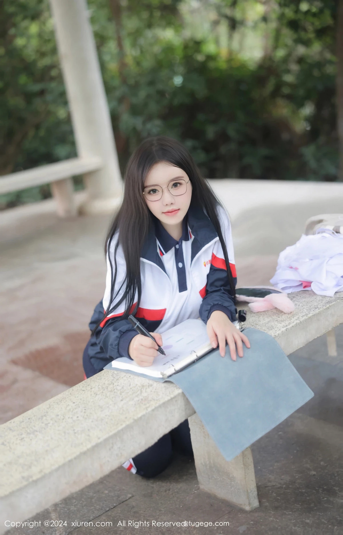 小薯条nienie户外性感学生运动装露超薄肉丝撩人绝美写真 第 4 张