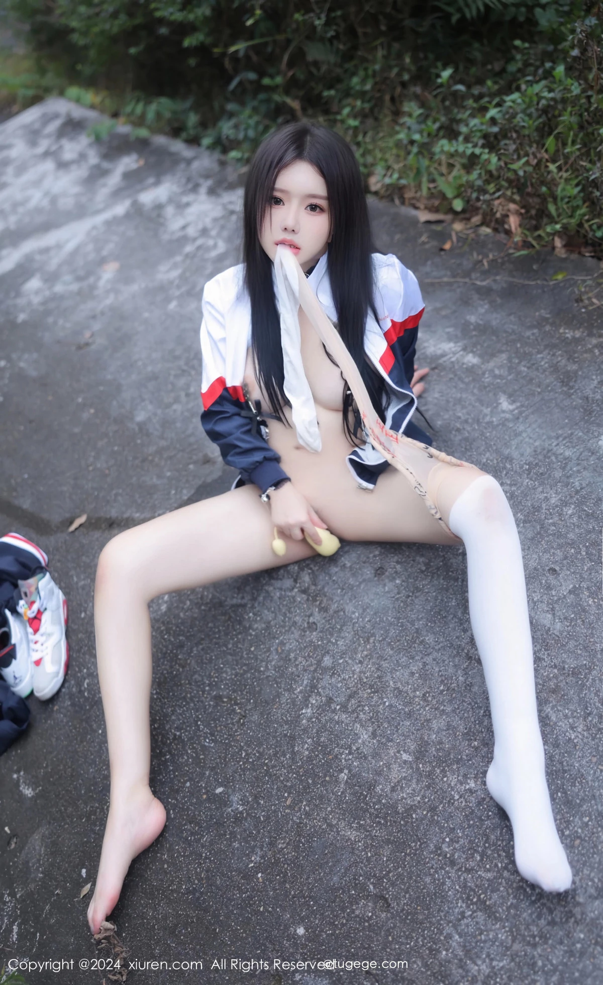 小薯条nienie户外性感学生运动装露超薄肉丝撩人绝美写真 第 76 张