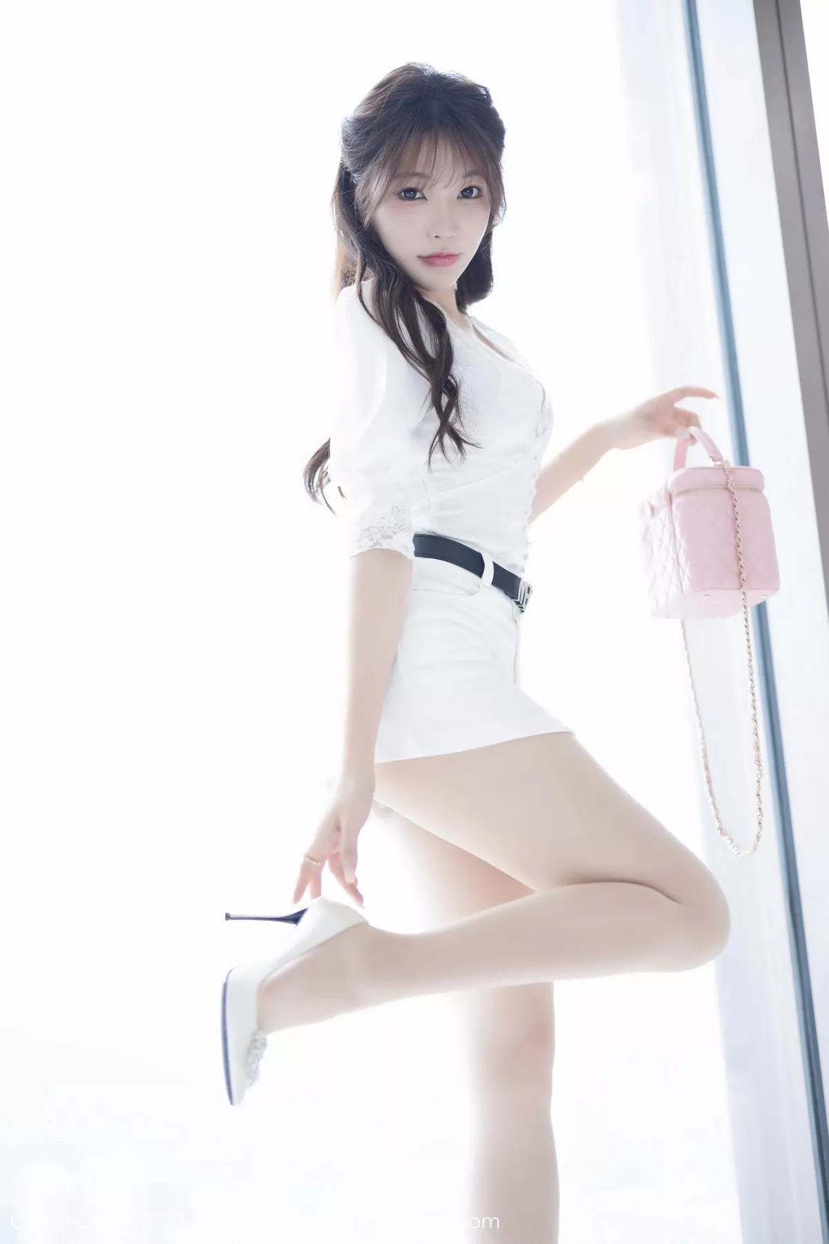 徐莉芝性感连衣短裙+银白色高叉连体衣秀曼妙身姿绝美写真 第 18 张