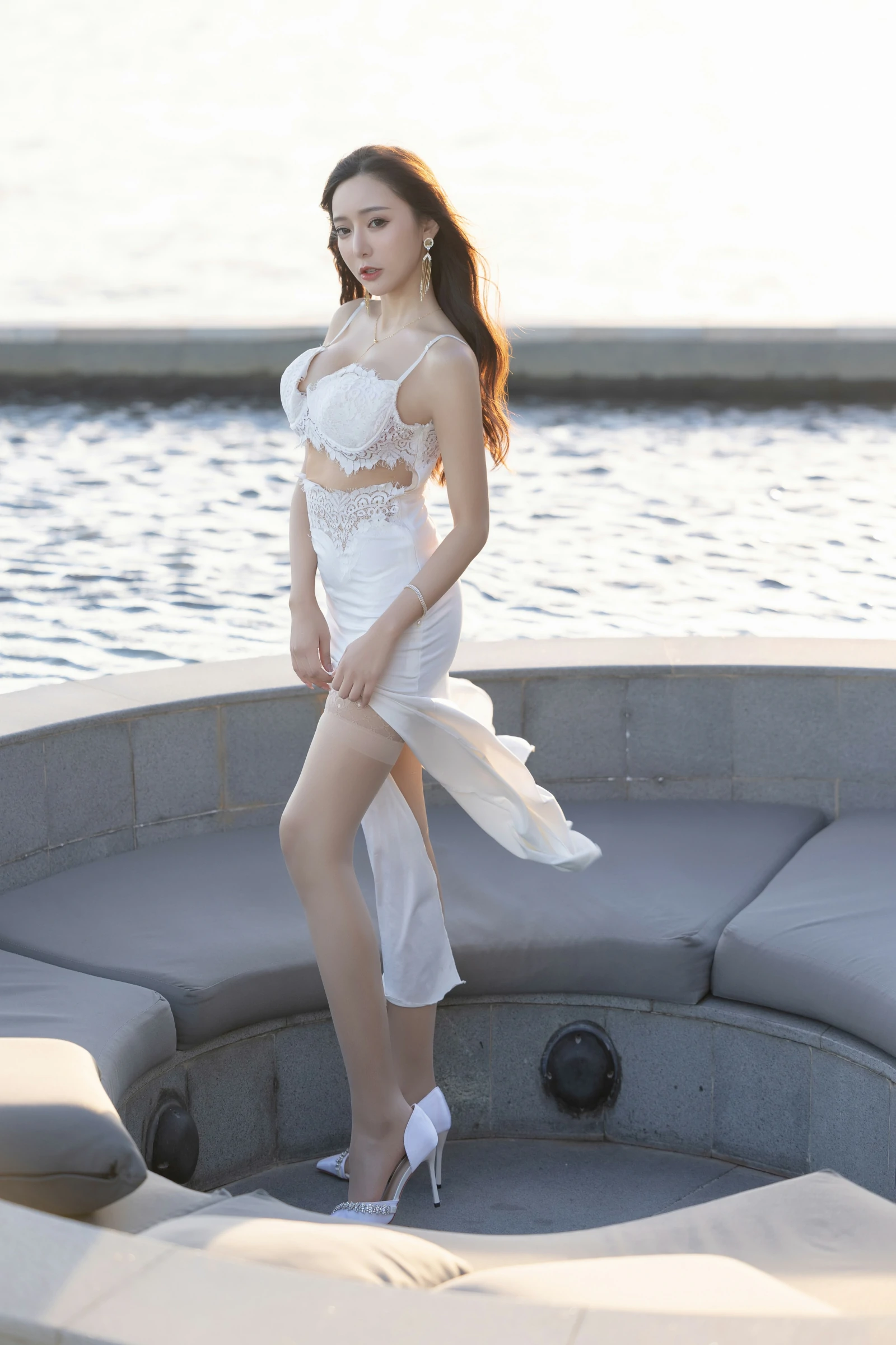 [秀人付费] 王馨瑶Yanni 诱人私拍福利 白色裙子灰色旗袍 第 10 张