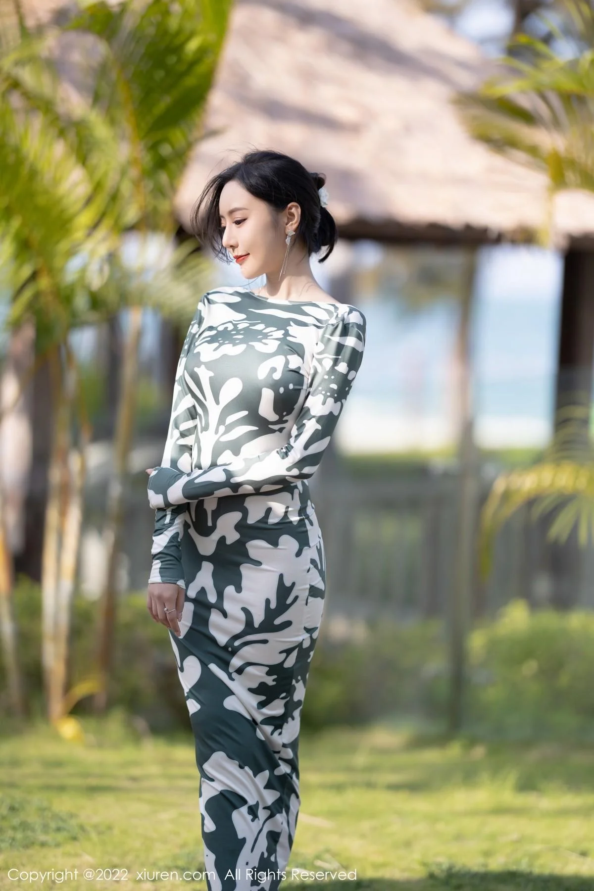 王馨瑶yanni厦门旅拍脱紧身连衣裙露灰色蕾丝内衣绝美写真 第 1 张