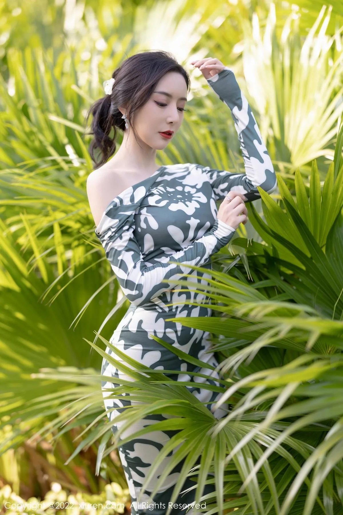 王馨瑶yanni厦门旅拍脱紧身连衣裙露灰色蕾丝内衣绝美写真 第 22 张