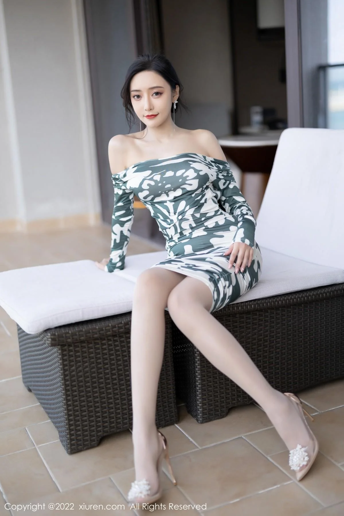 王馨瑶yanni厦门旅拍脱紧身连衣裙露灰色蕾丝内衣绝美写真 第 24 张