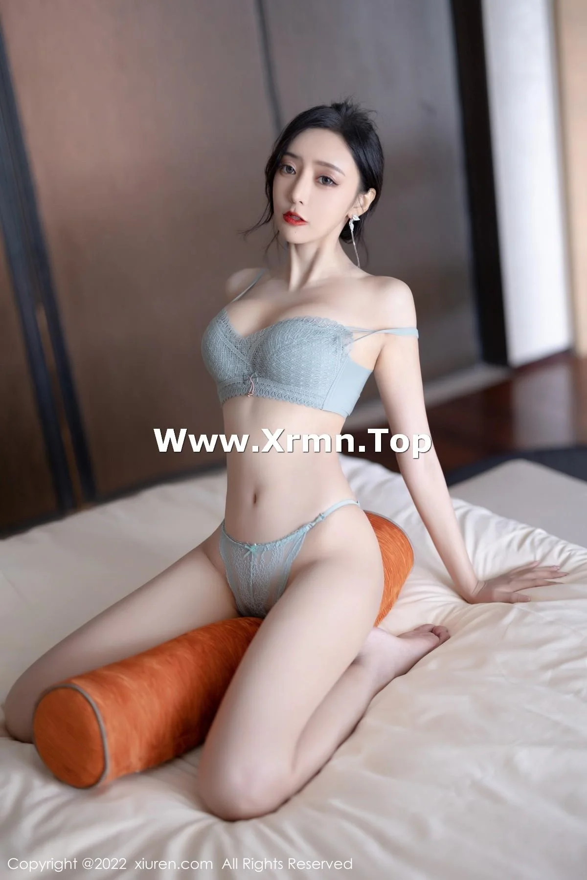 王馨瑶yanni厦门旅拍脱紧身连衣裙露灰色蕾丝内衣绝美写真 第 3 张