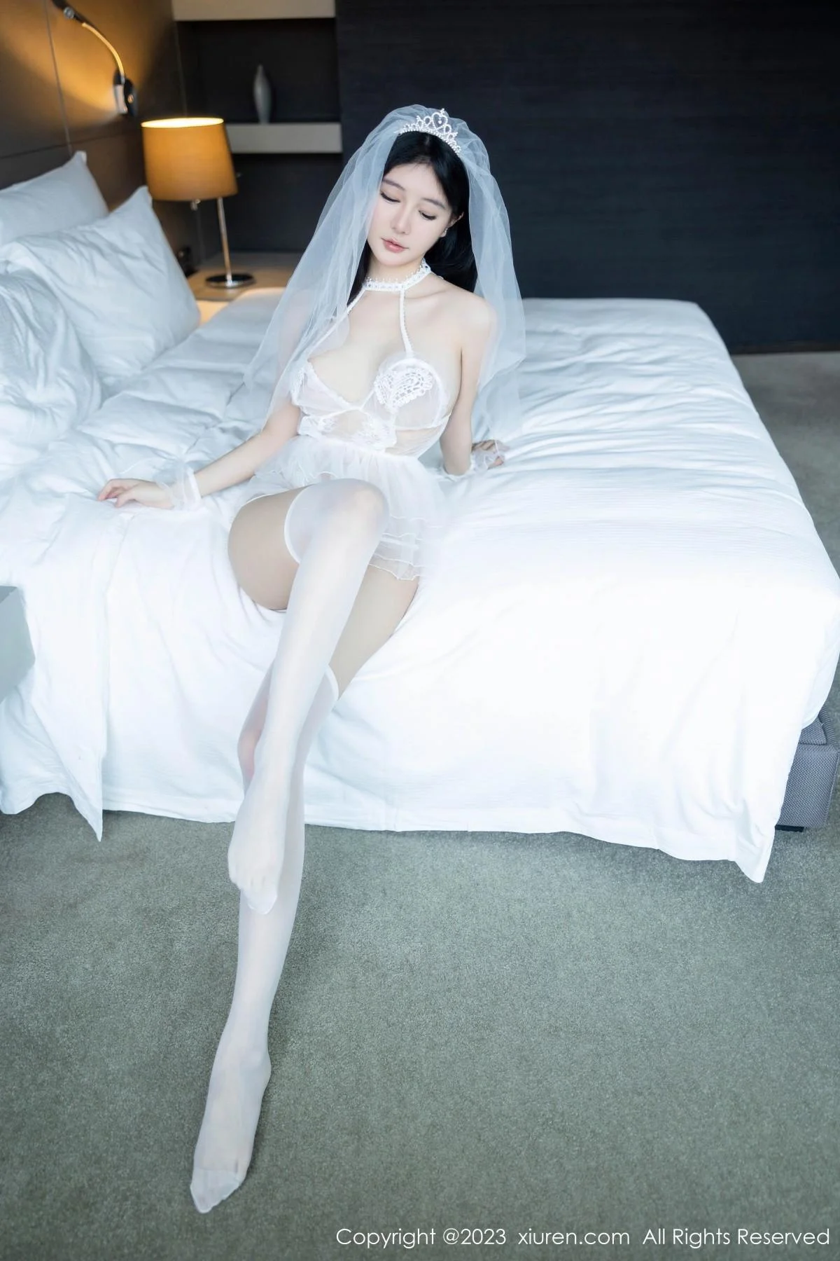 幼幼性感白色情趣婚纱服饰配白色丝袜秀完美身材绝美写真 第 11 张