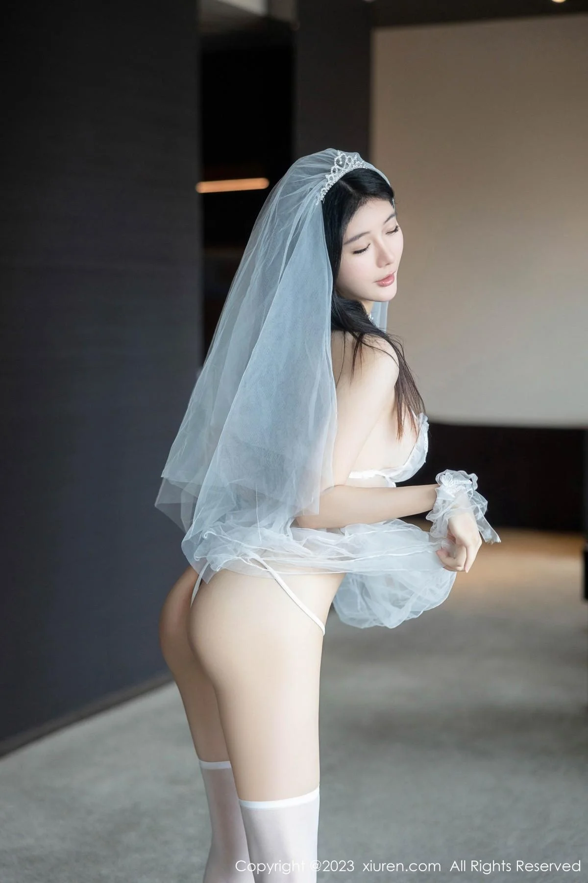 幼幼性感白色情趣婚纱服饰配白色丝袜秀完美身材绝美写真 第 3 张