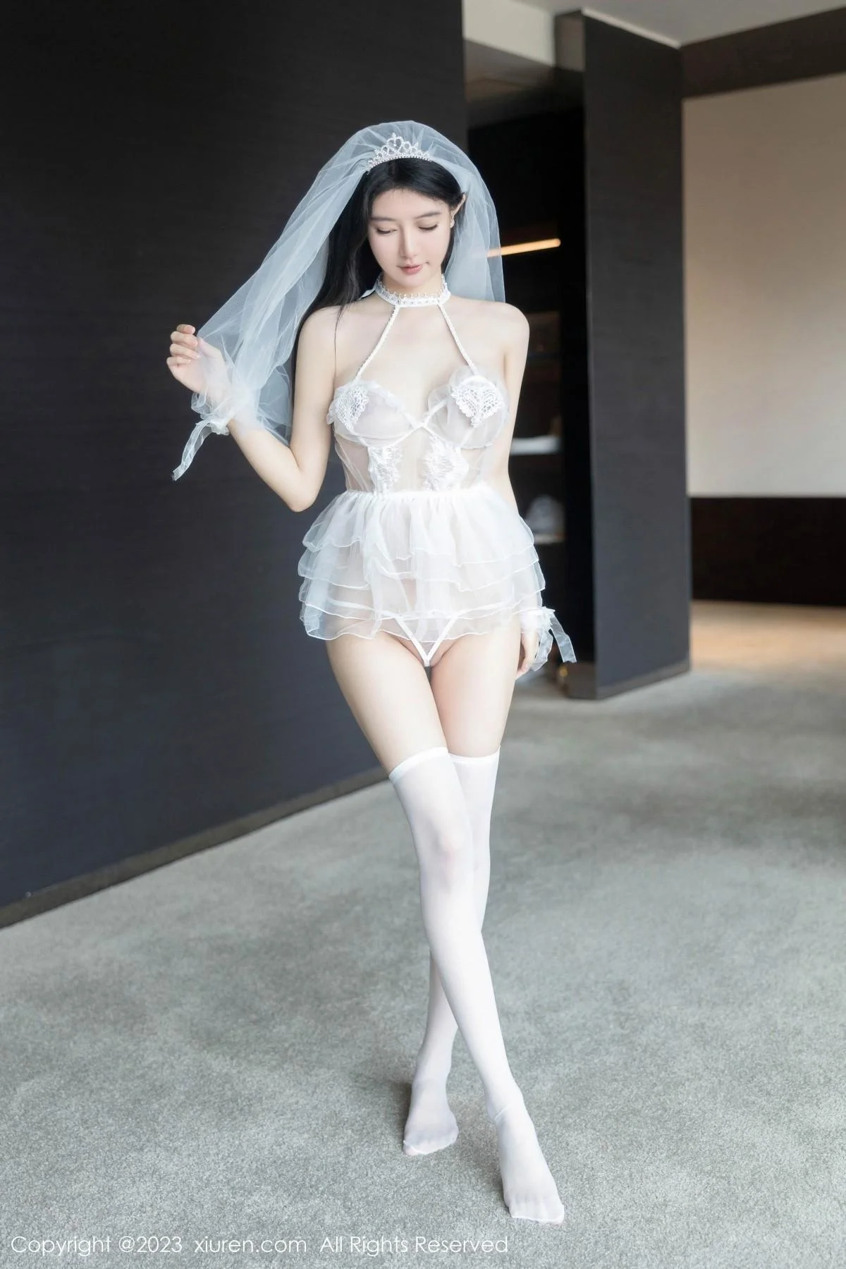 幼幼性感白色情趣婚纱服饰配白色丝袜秀完美身材绝美写真 第 4 张