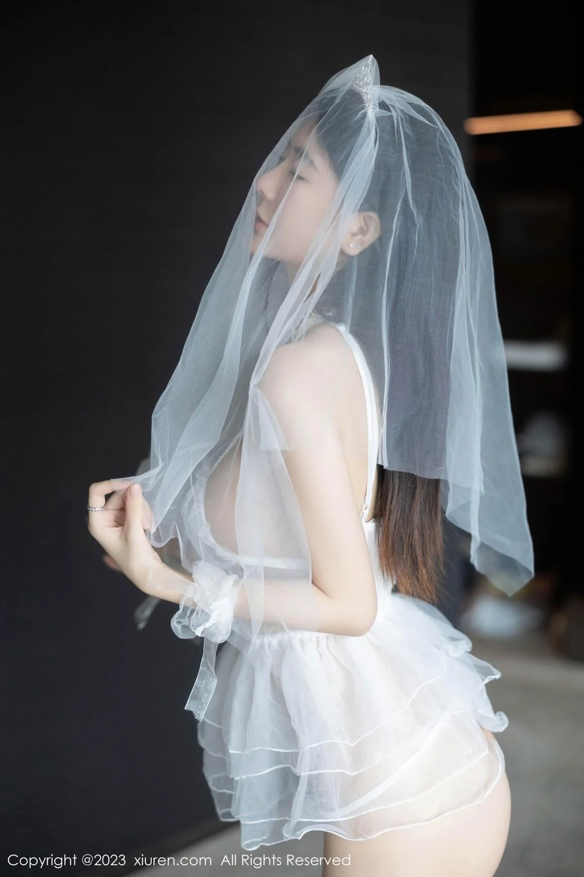 幼幼性感白色情趣婚纱服饰配白色丝袜秀完美身材绝美写真 第 5 张