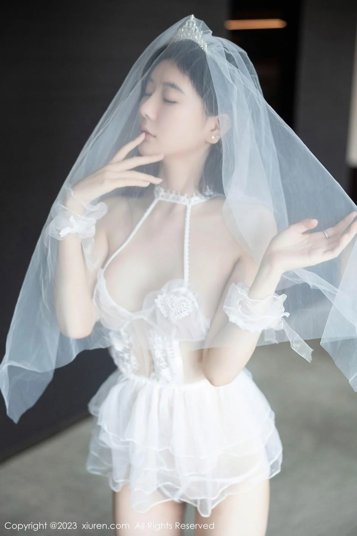 幼幼性感白色情趣婚纱服饰配白色丝袜秀完美身材绝美写真 第 6 张