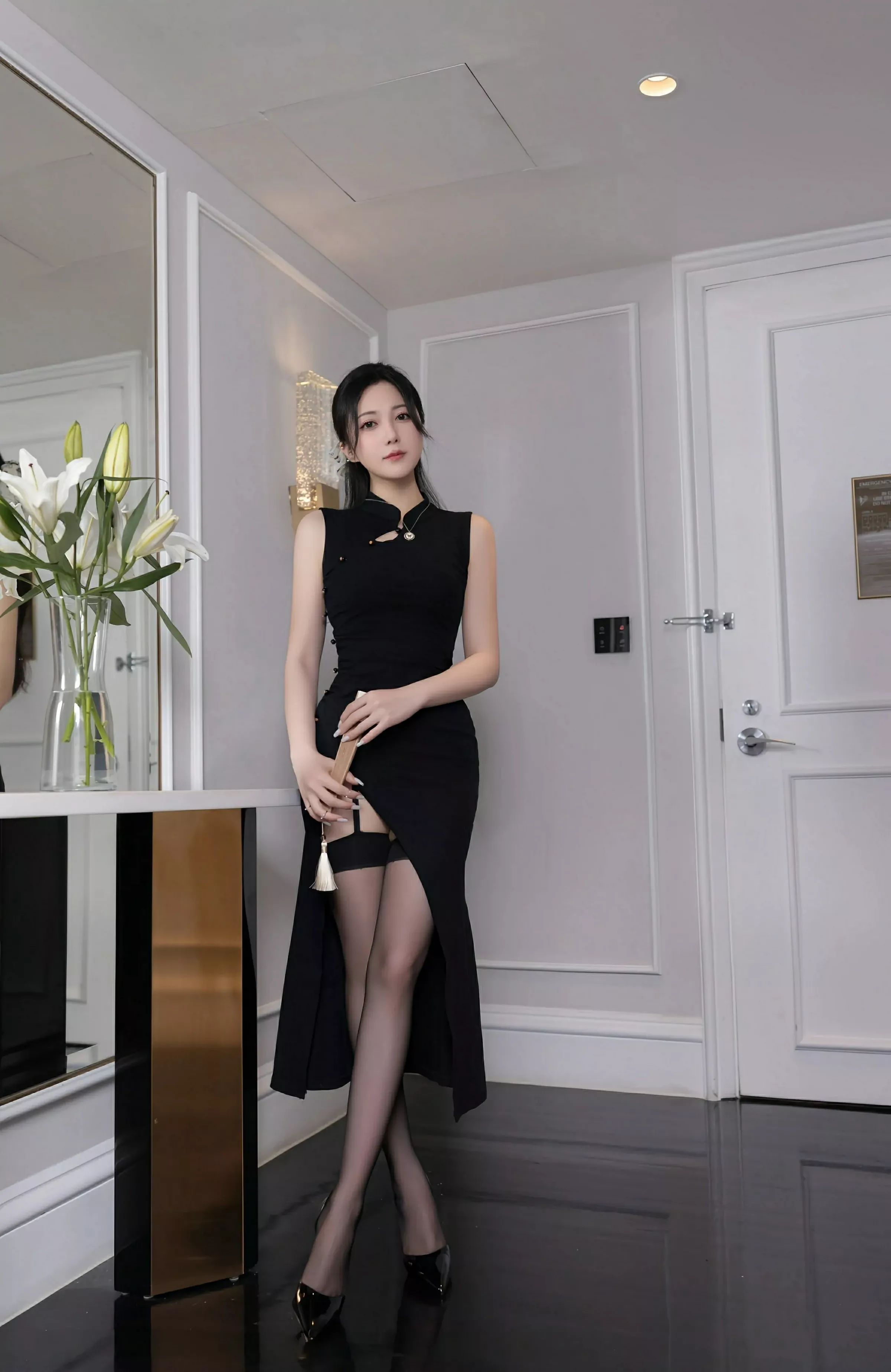 鱼子酱Fish性感黑色连衣长裙露黑色内衣秀婀娜身段绝美写真 第 8 张