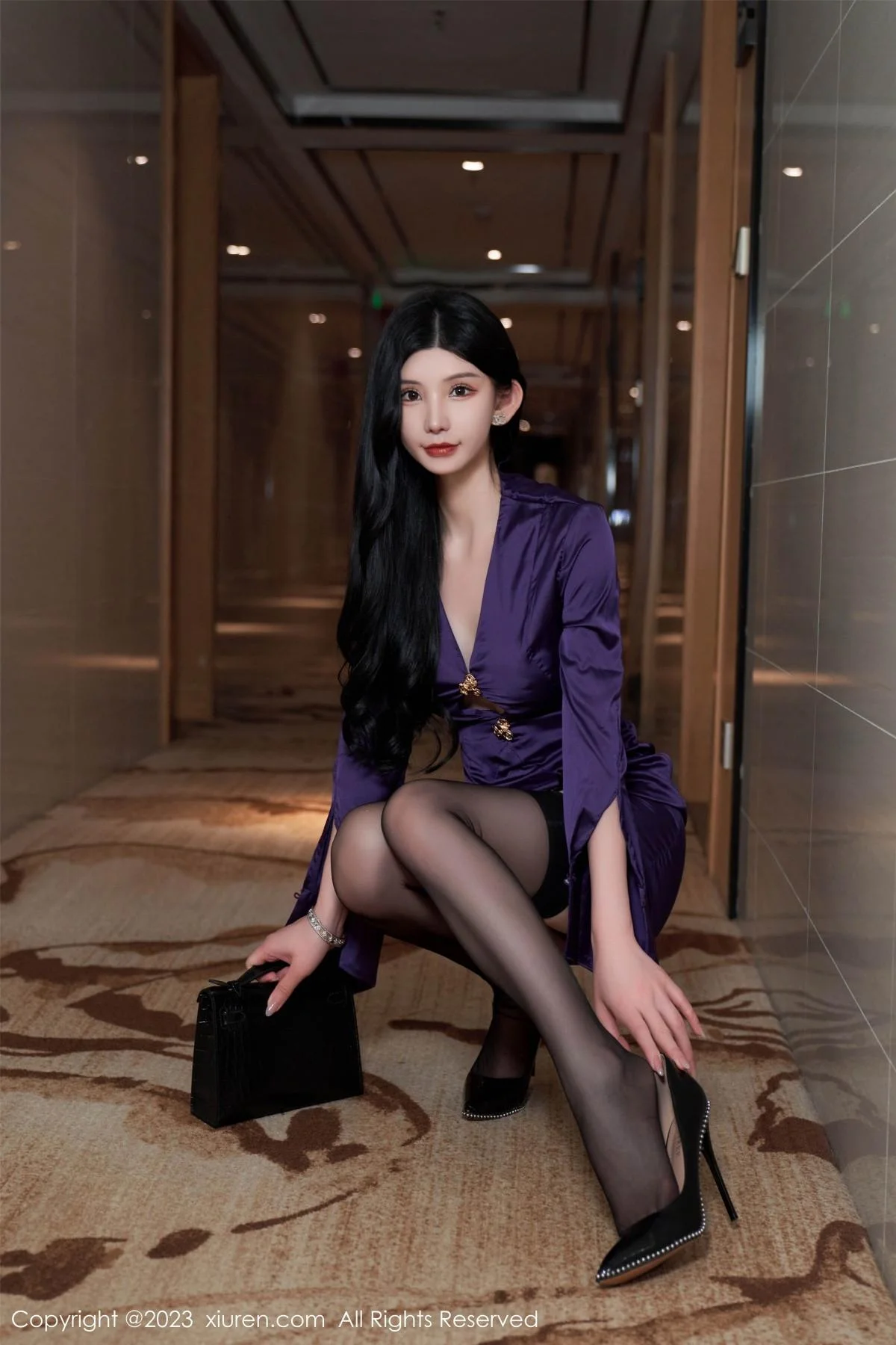 周于希Sally紫色上衣露性感黑色情趣服秀惹火身材绝美写真 第 19 张