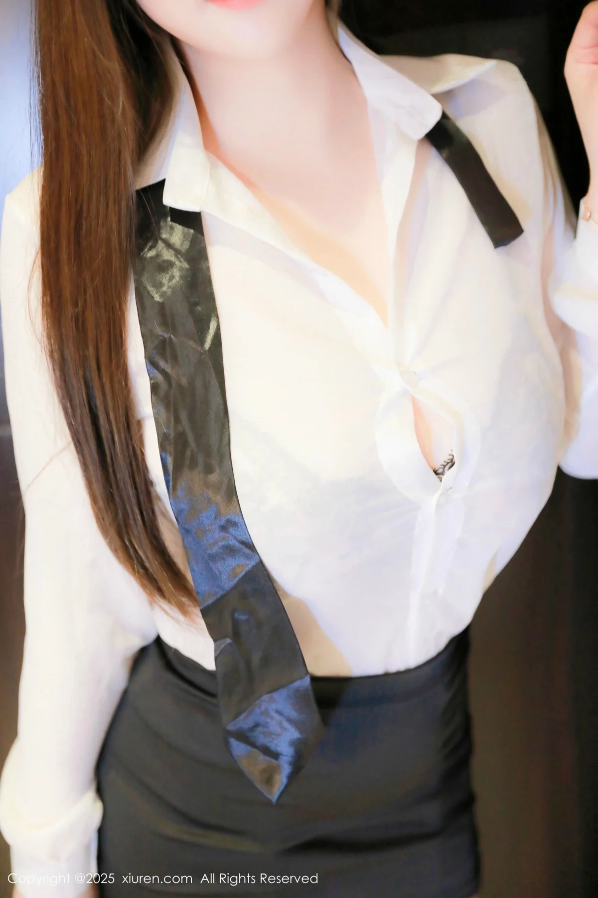 小肉肉咪性感白色OL服饰配黑丝吊袜秀丰满身材惹火绝美写真 第 2 张