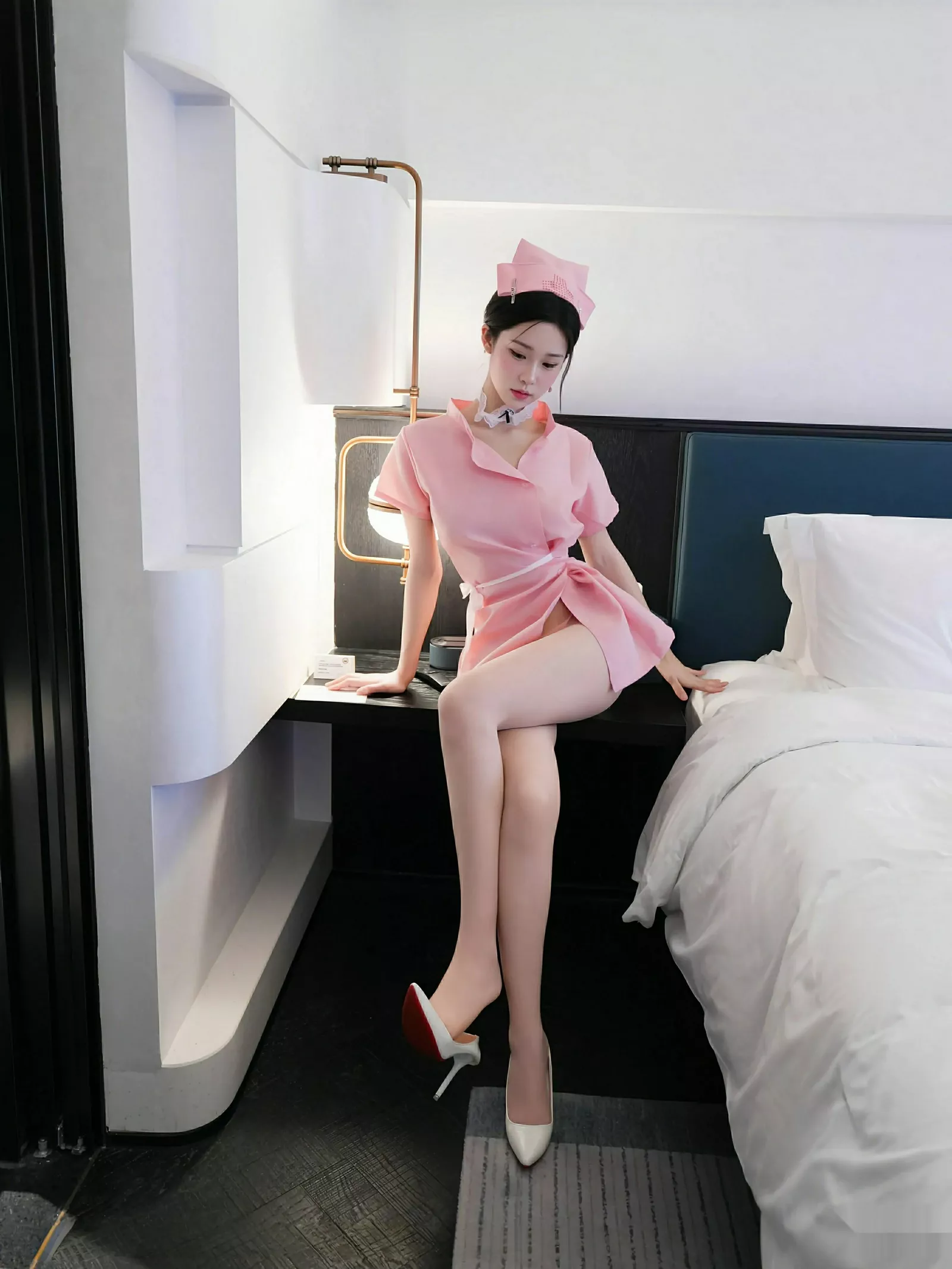 奶芙酱-EVA性感粉色护士制服配超薄肉丝秀曼妙身姿绝美写真 第 7 张