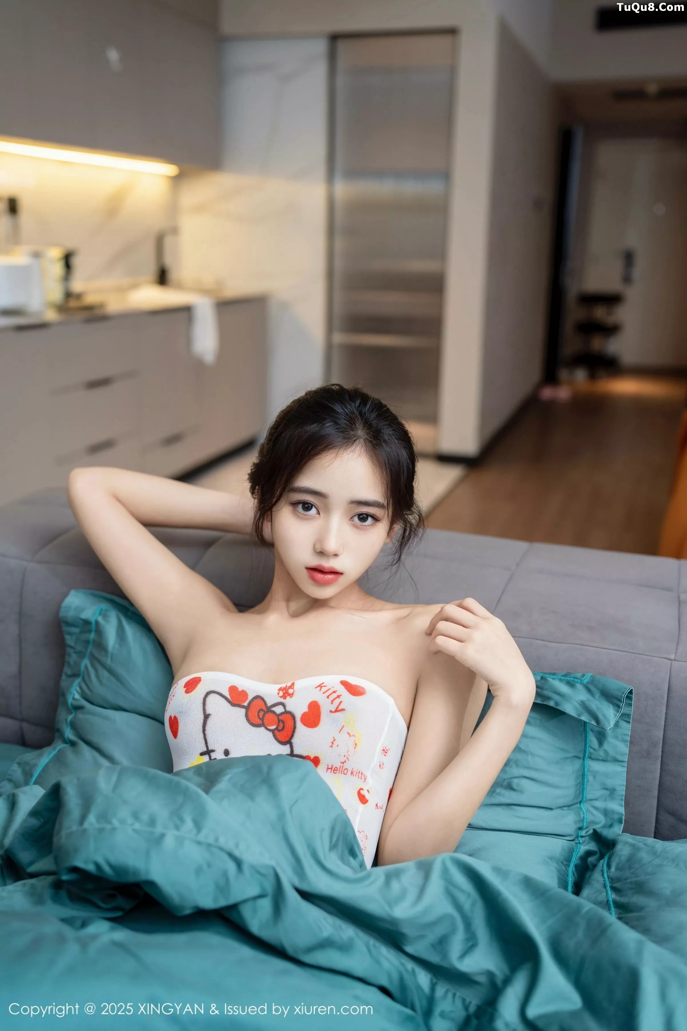 时安安性感白色卡通连体衣配白丝袜秀柔美身段绝美写真 第 2 张