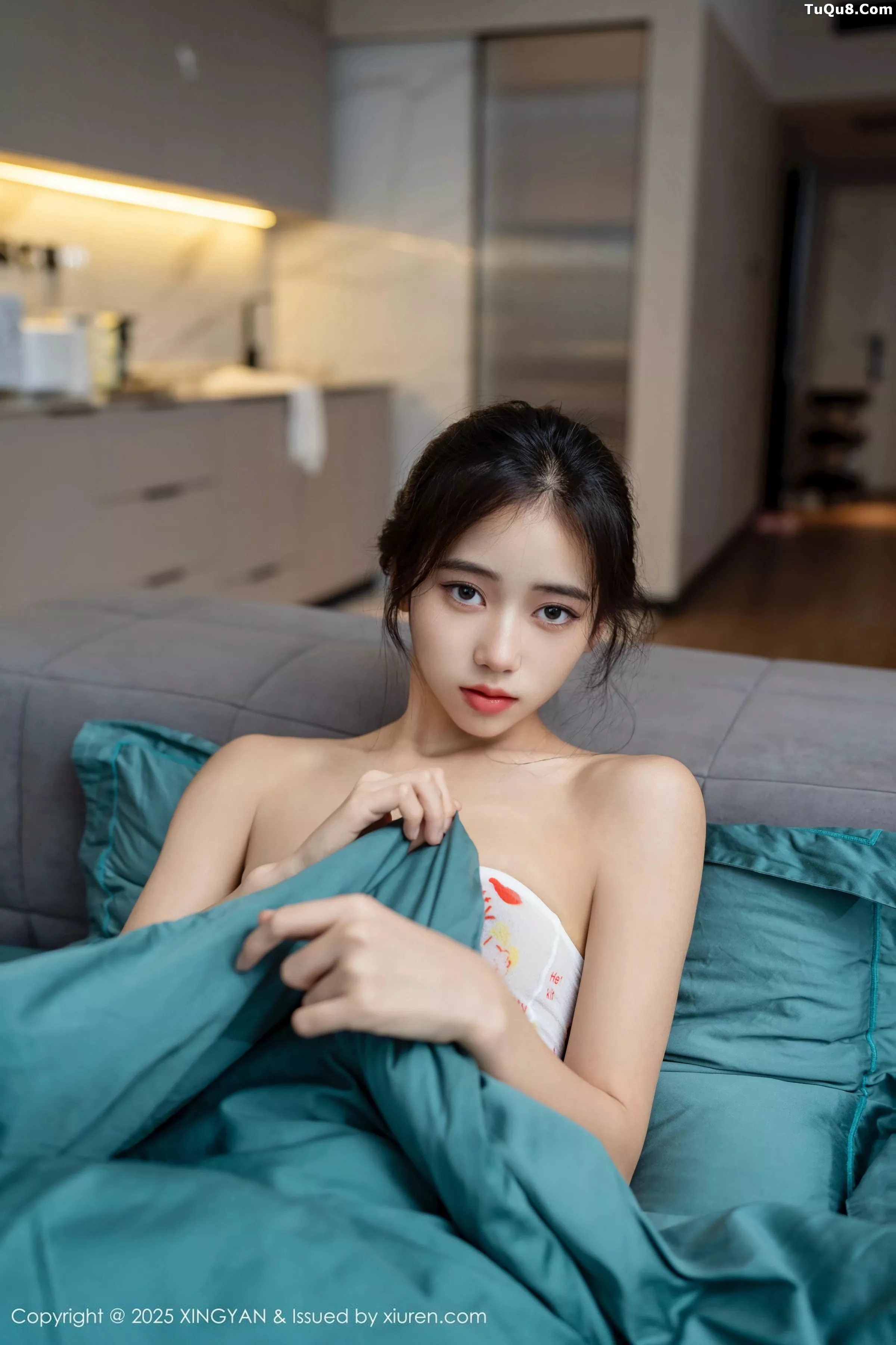 时安安性感白色卡通连体衣配白丝袜秀柔美身段绝美写真 第 4 张