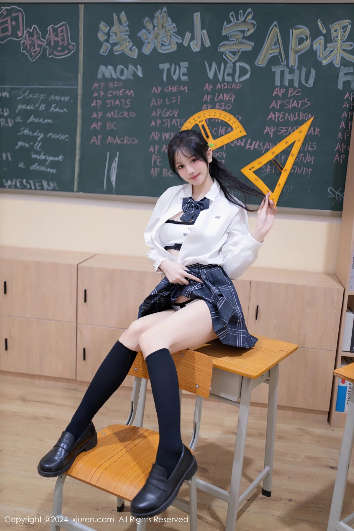 幼幼调教主题性感学生制服配黑丝袜秀完美身材迷人绝美写真 第 2 张