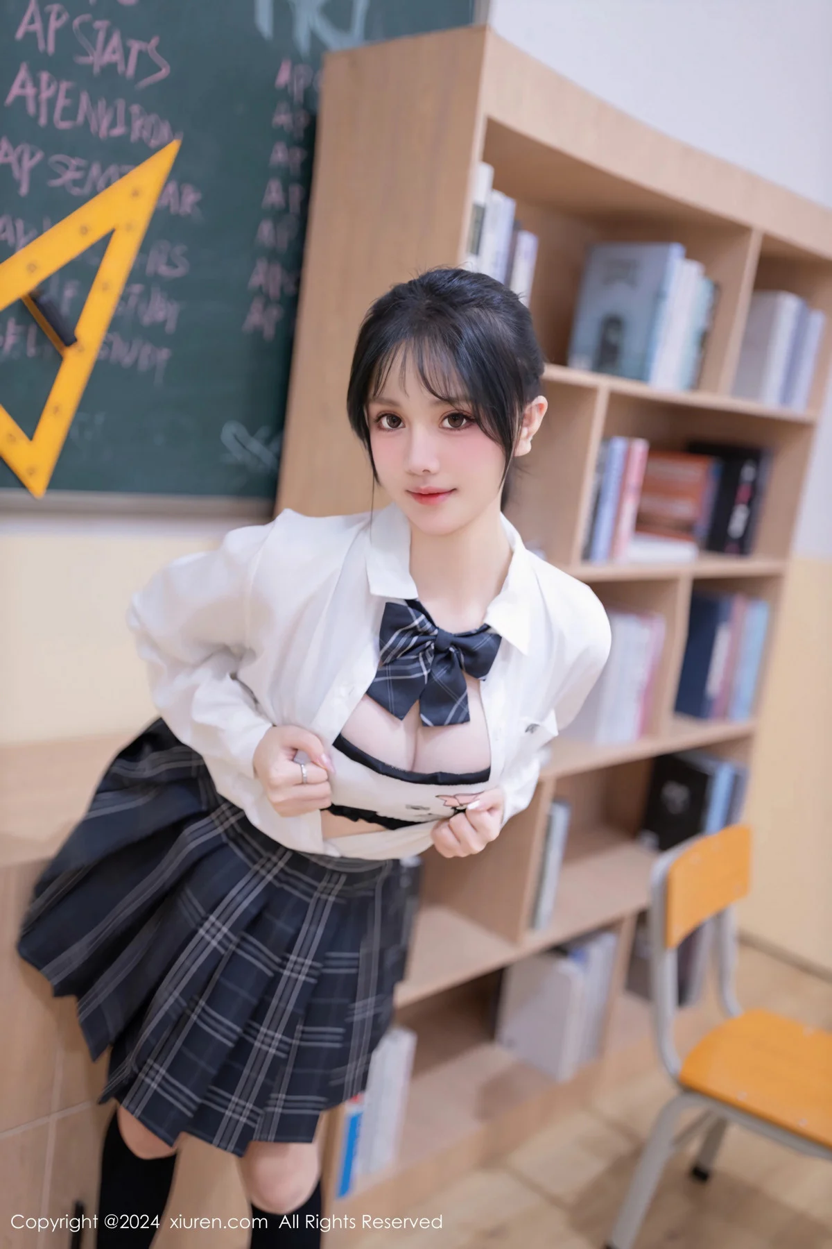 幼幼调教主题性感学生制服配黑丝袜秀完美身材迷人绝美写真 第 5 张