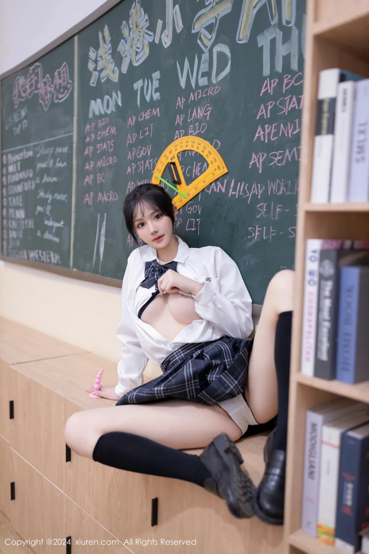 幼幼调教主题性感学生制服配黑丝袜秀完美身材迷人绝美写真 第 7 张