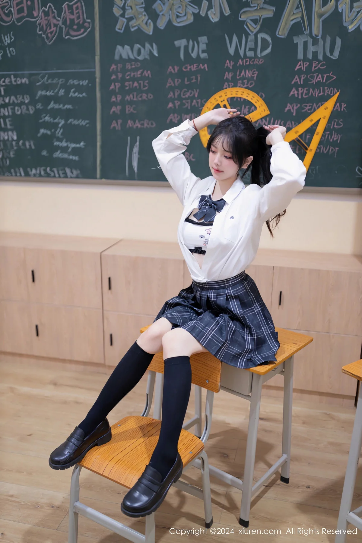 幼幼调教主题性感学生制服配黑丝袜秀完美身材迷人绝美写真 第 78 张