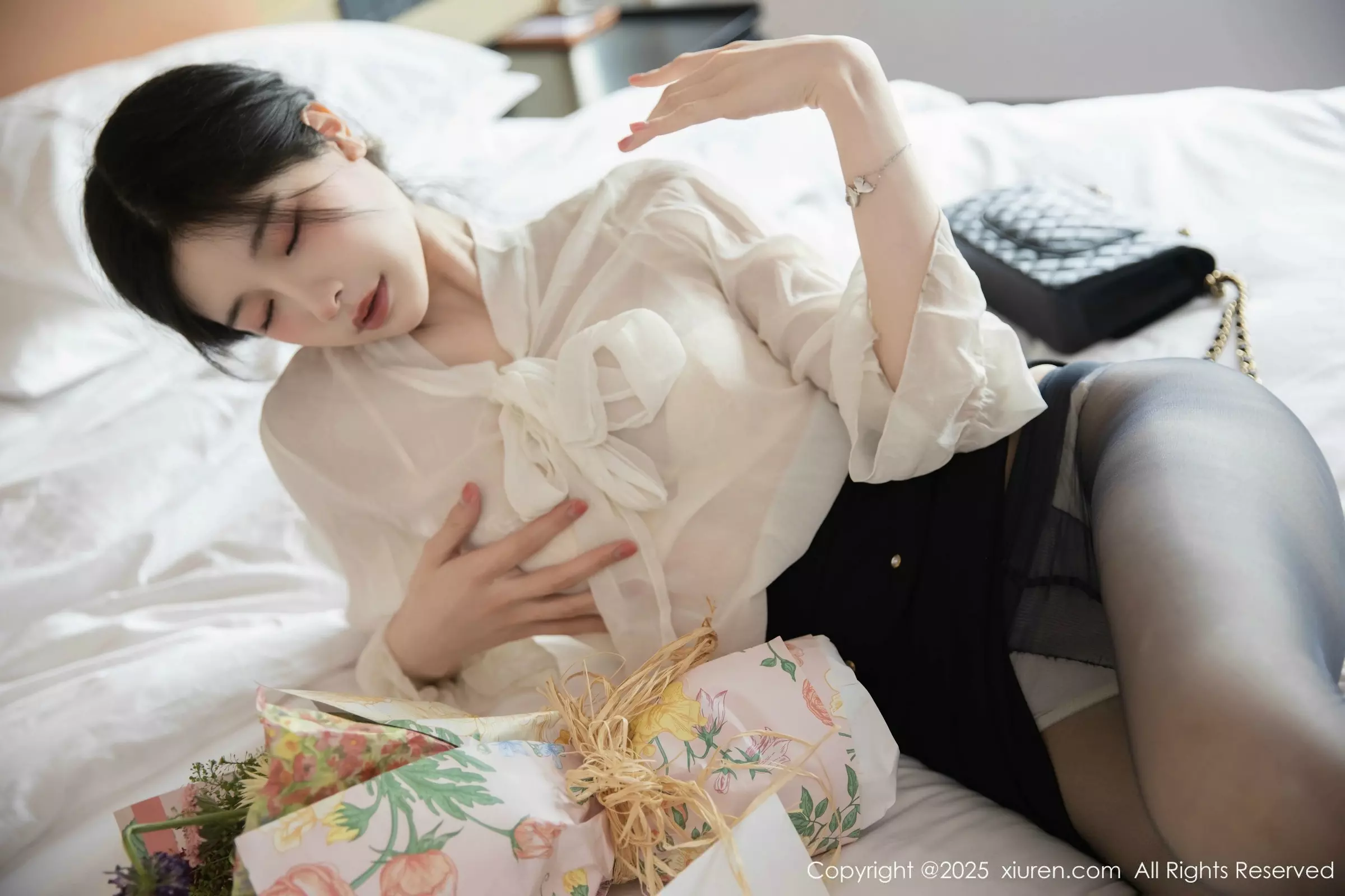 布丁wow性感白色上衣配黑短裙露超薄黑丝秀美腿绝美写真 第 32 张