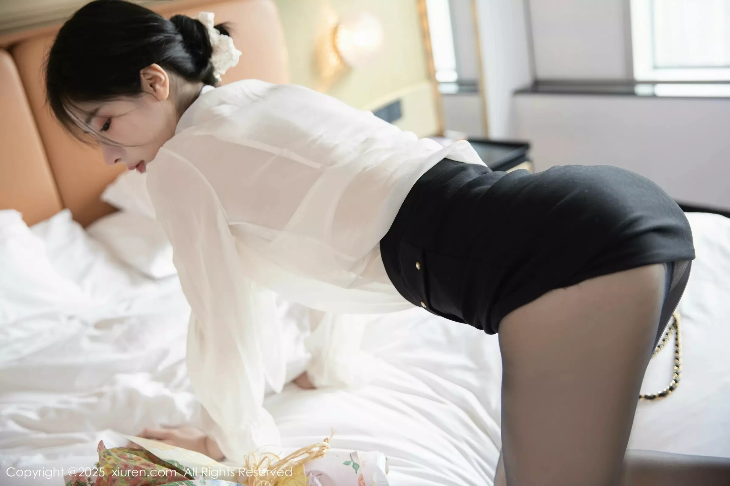 布丁wow性感白色上衣配黑短裙露超薄黑丝秀美腿绝美写真 第 34 张