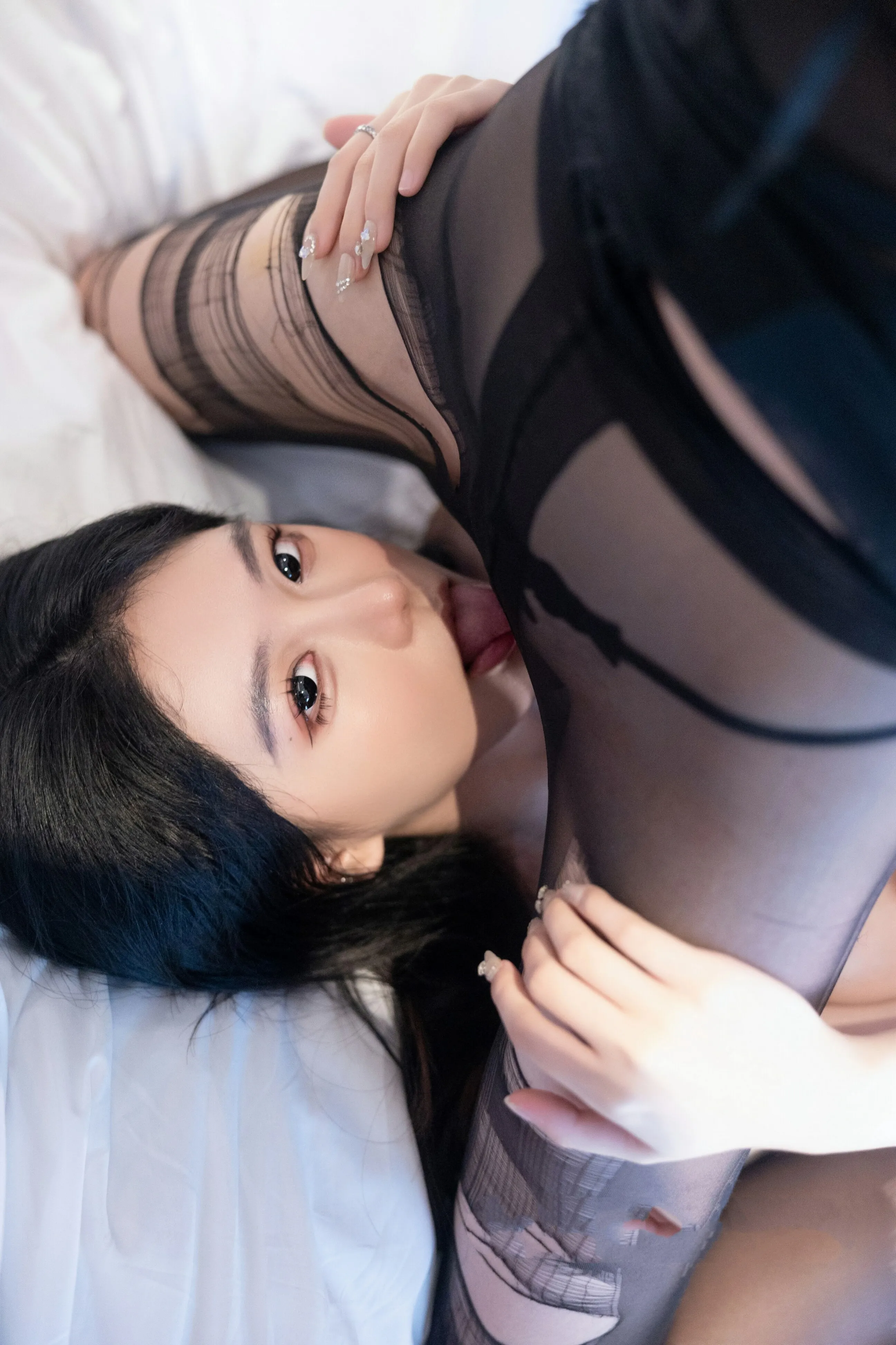 [秀人付费] 谢小蒽(幼幼) 诱人私拍福利 双女调情 互撕黑丝 第 209 张
