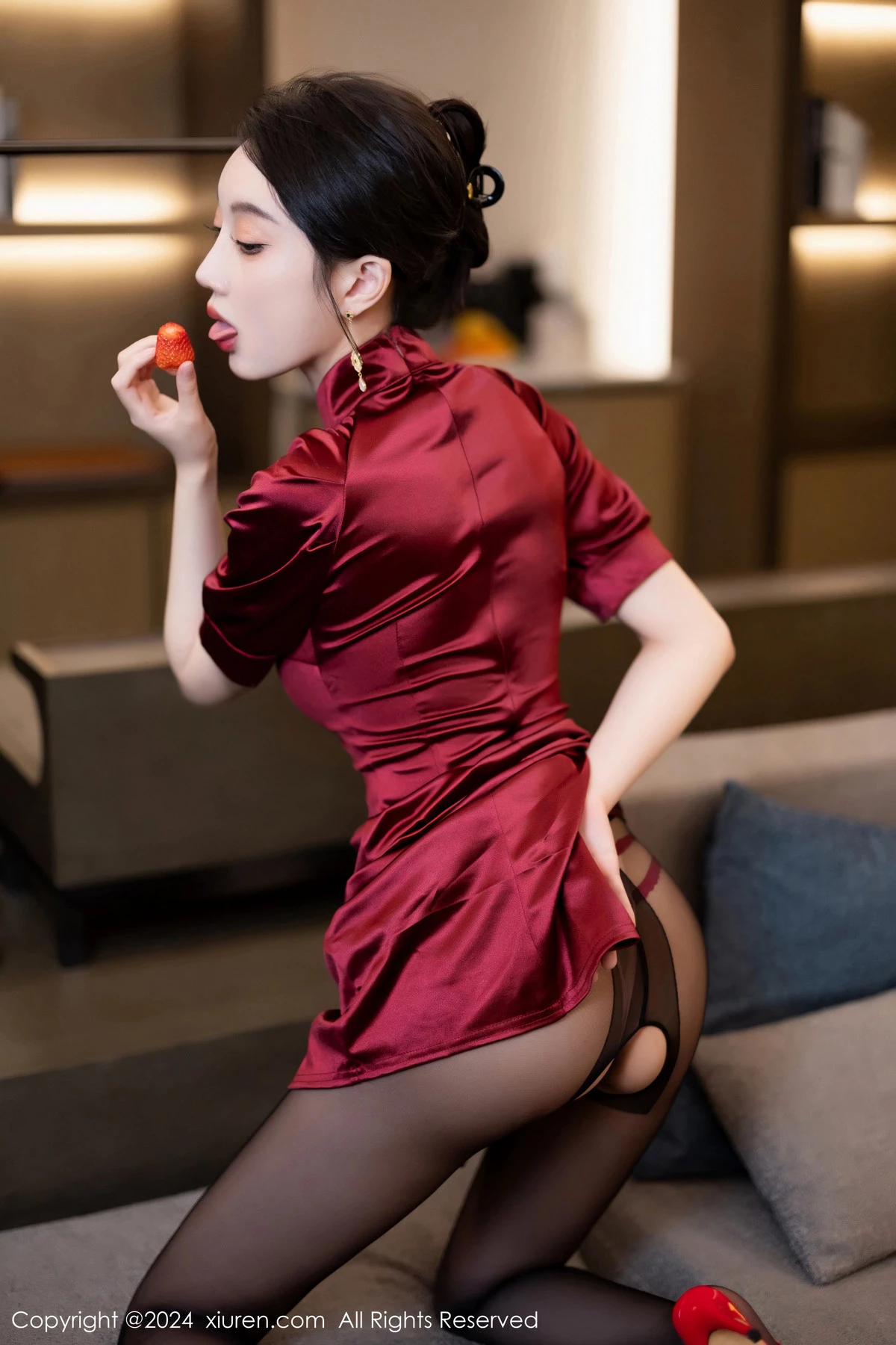 玥儿玥浴室场景性感红色旗袍配开档黑丝秀曼妙身姿绝美写真 第 29 张