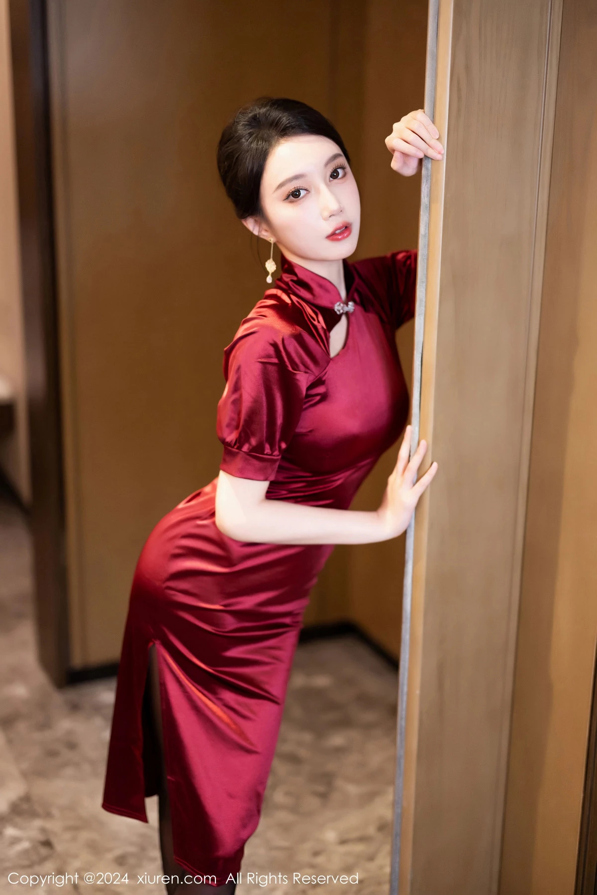玥儿玥浴室场景性感红色旗袍配开档黑丝秀曼妙身姿绝美写真 第 3 张