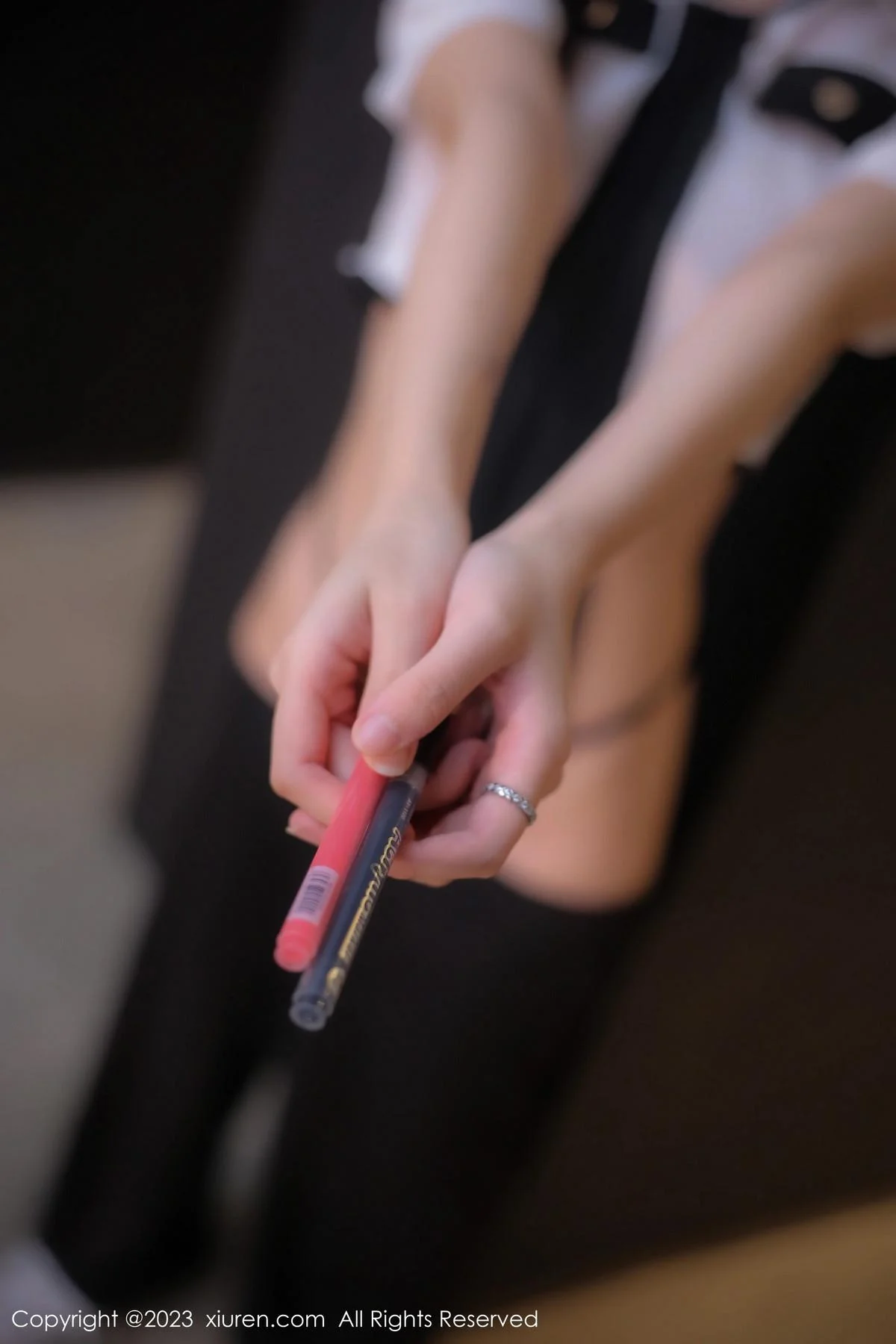 幼幼性感白色上衣配黑色长裤露丁字裤秀翘臀美腿绝美写真 第 13 张