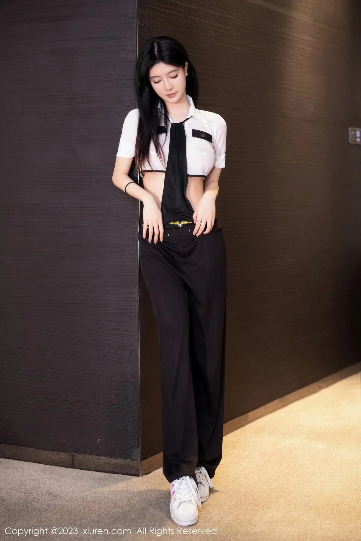 幼幼性感白色上衣配黑色长裤露丁字裤秀翘臀美腿绝美写真 第 2 张