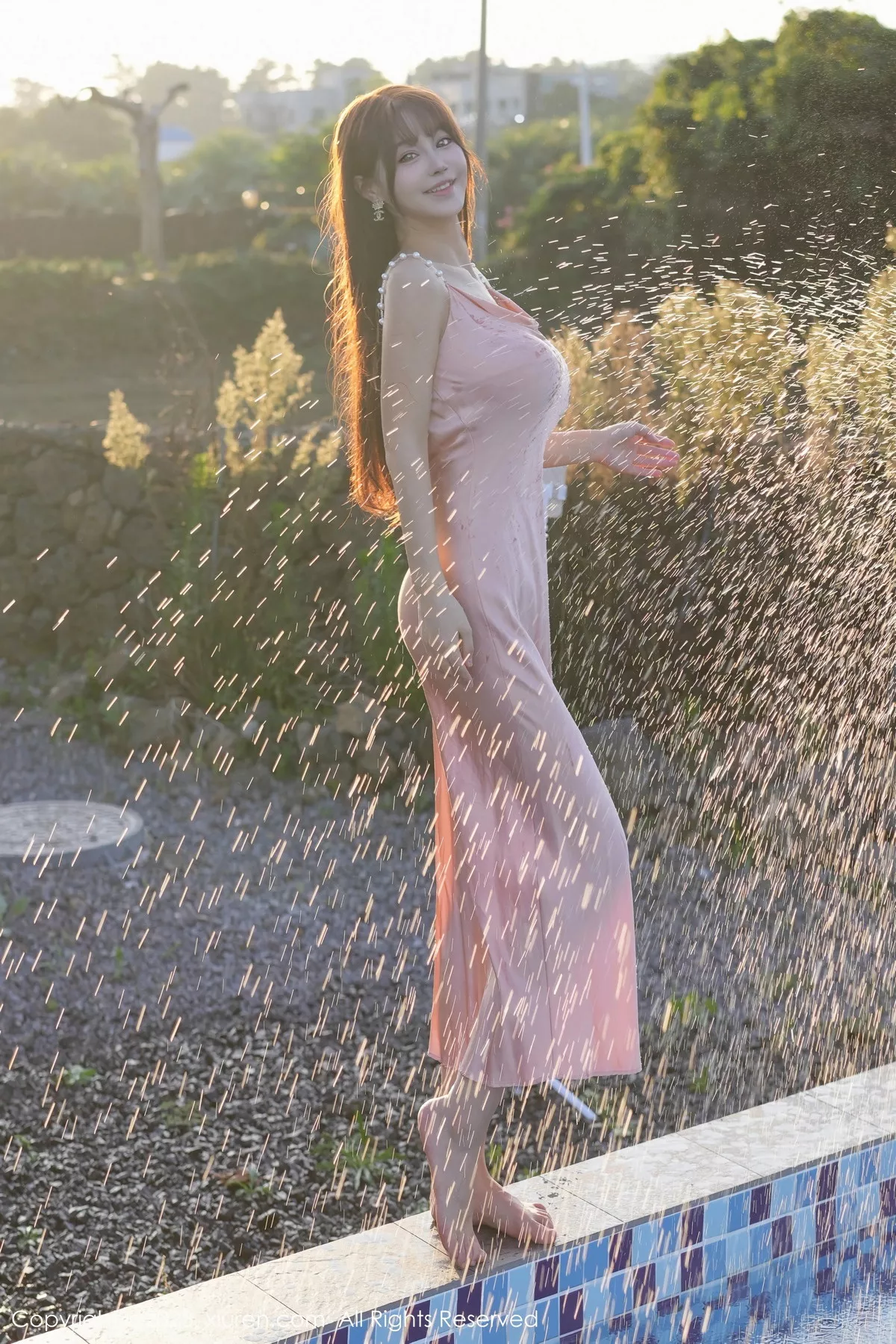 朱可儿Flora性感吊带长裙+粉色情趣服饰秀丰满身材绝美写真 第 17 张