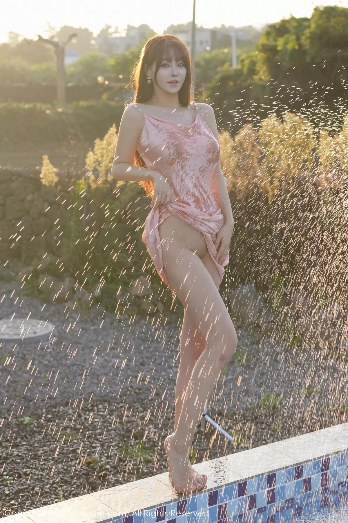 朱可儿Flora性感吊带长裙+粉色情趣服饰秀丰满身材绝美写真 第 19 张