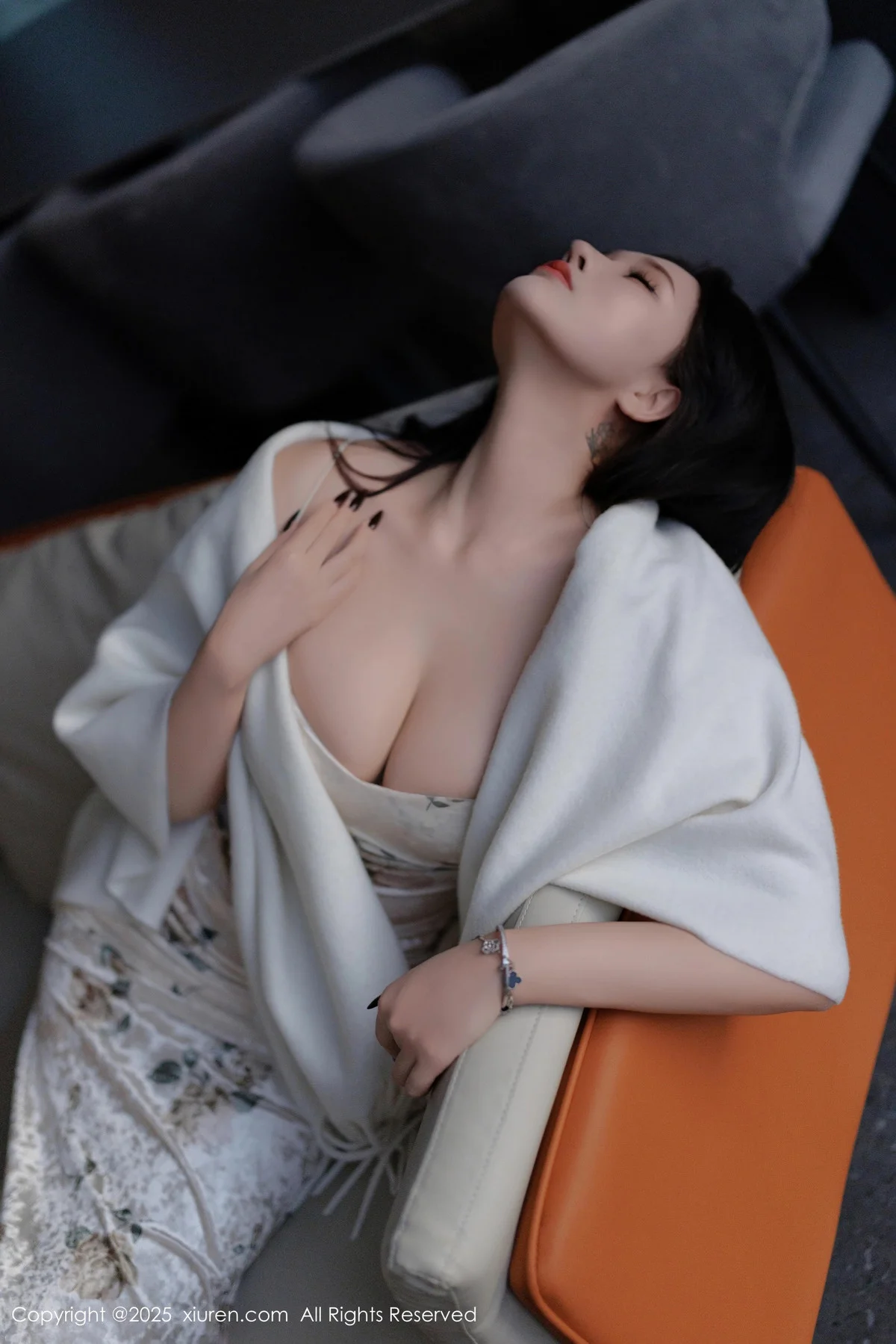 娜比脱连衣短裙露性感蓝色内衣配超薄肉丝秀凹凸身材绝美写真 第 17 张