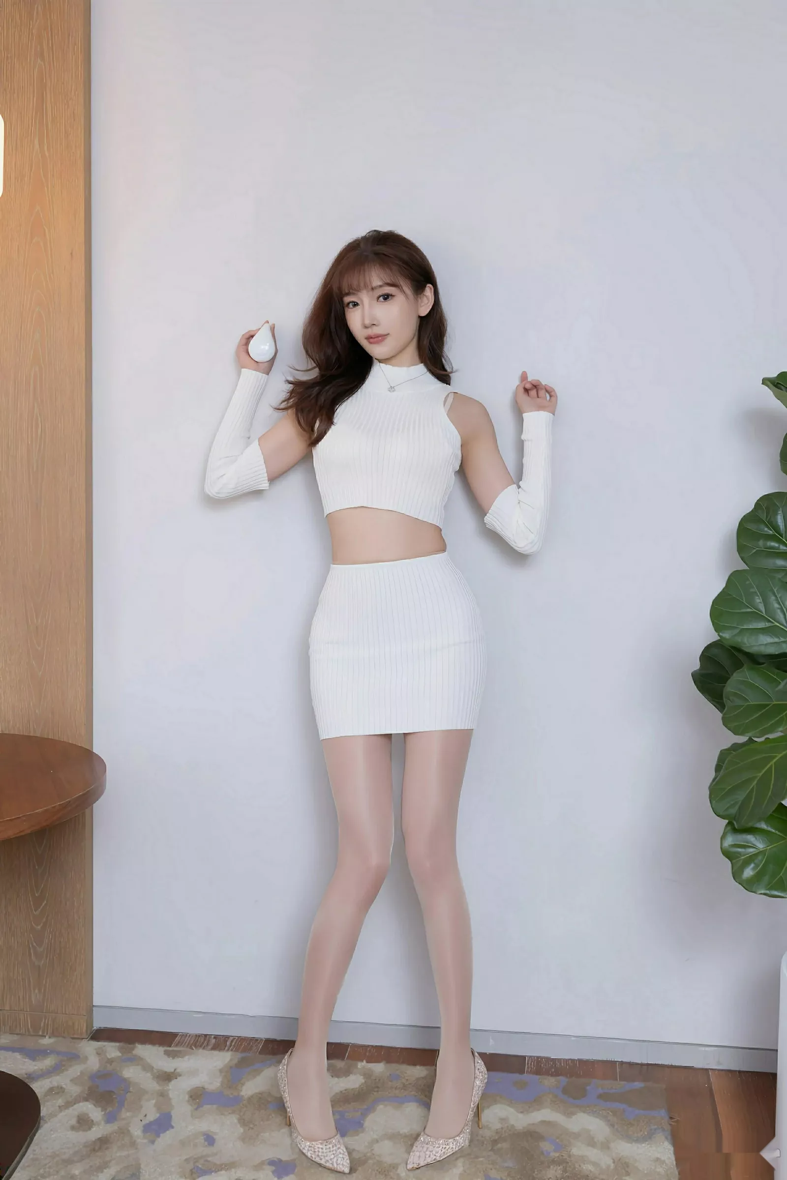 陆萱萱性感白色短裙套装配超薄肉丝秀柔美身姿绝美写真 第 1 张