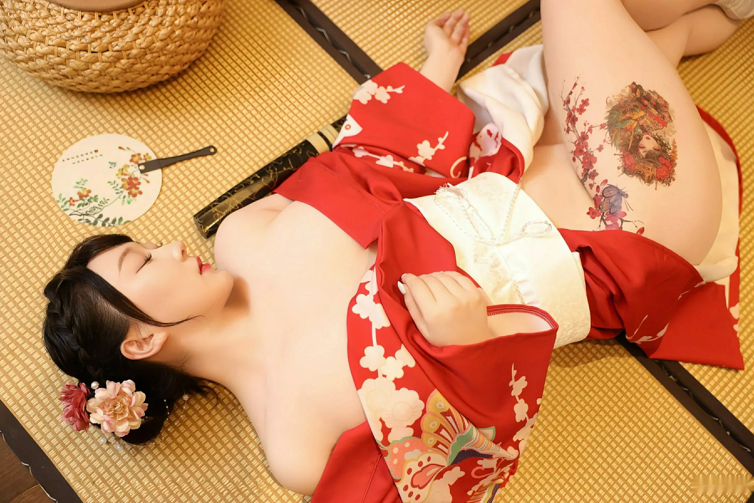 李沁恩lrene性感日系风红色服饰半脱秀丰腴身材惹火绝美写真 第 72 张