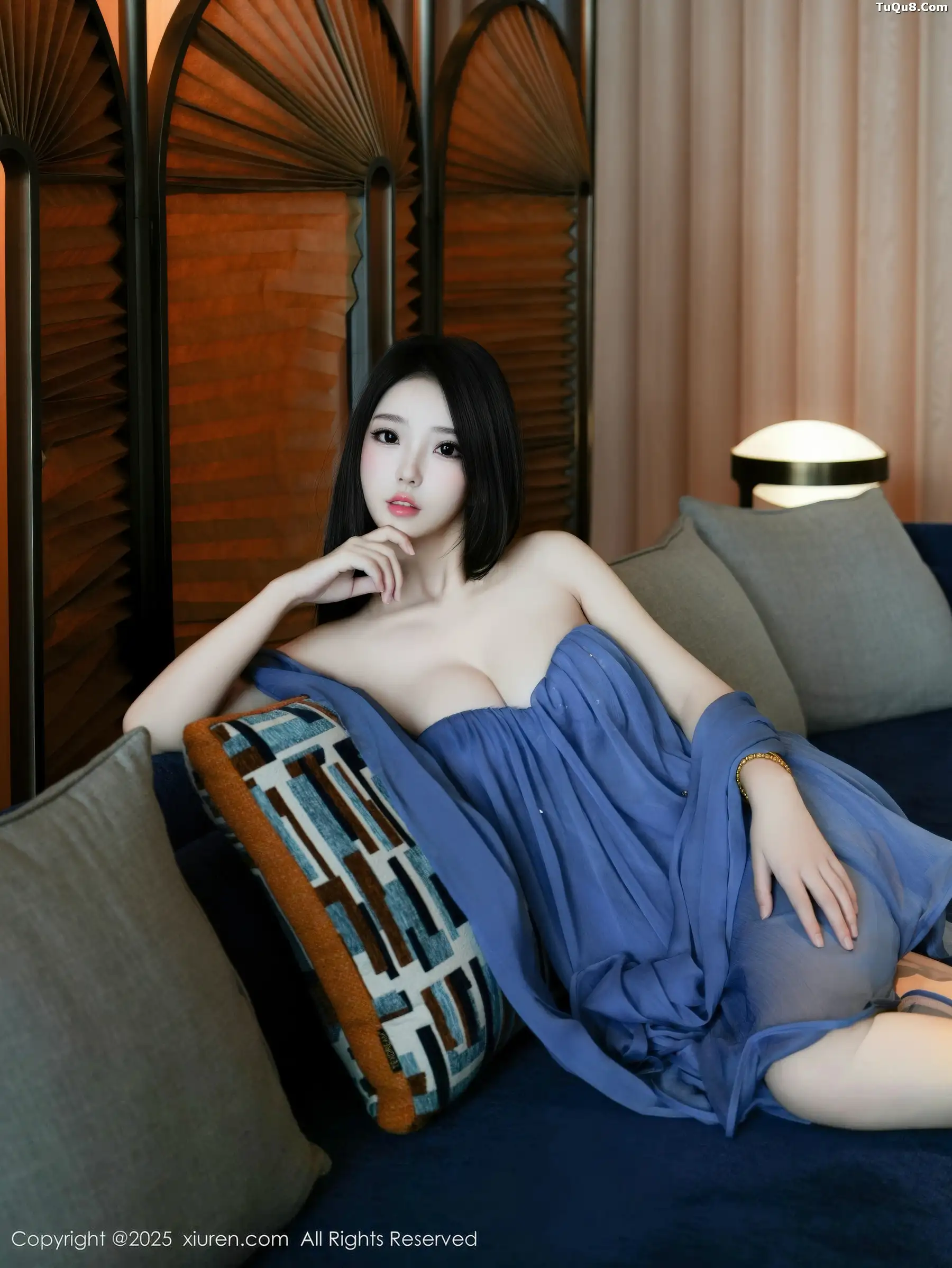 烧烧小桃蓝色连衣短裙+白色碎花连衣裙秀曼妙身材绝美写真 第 12 张