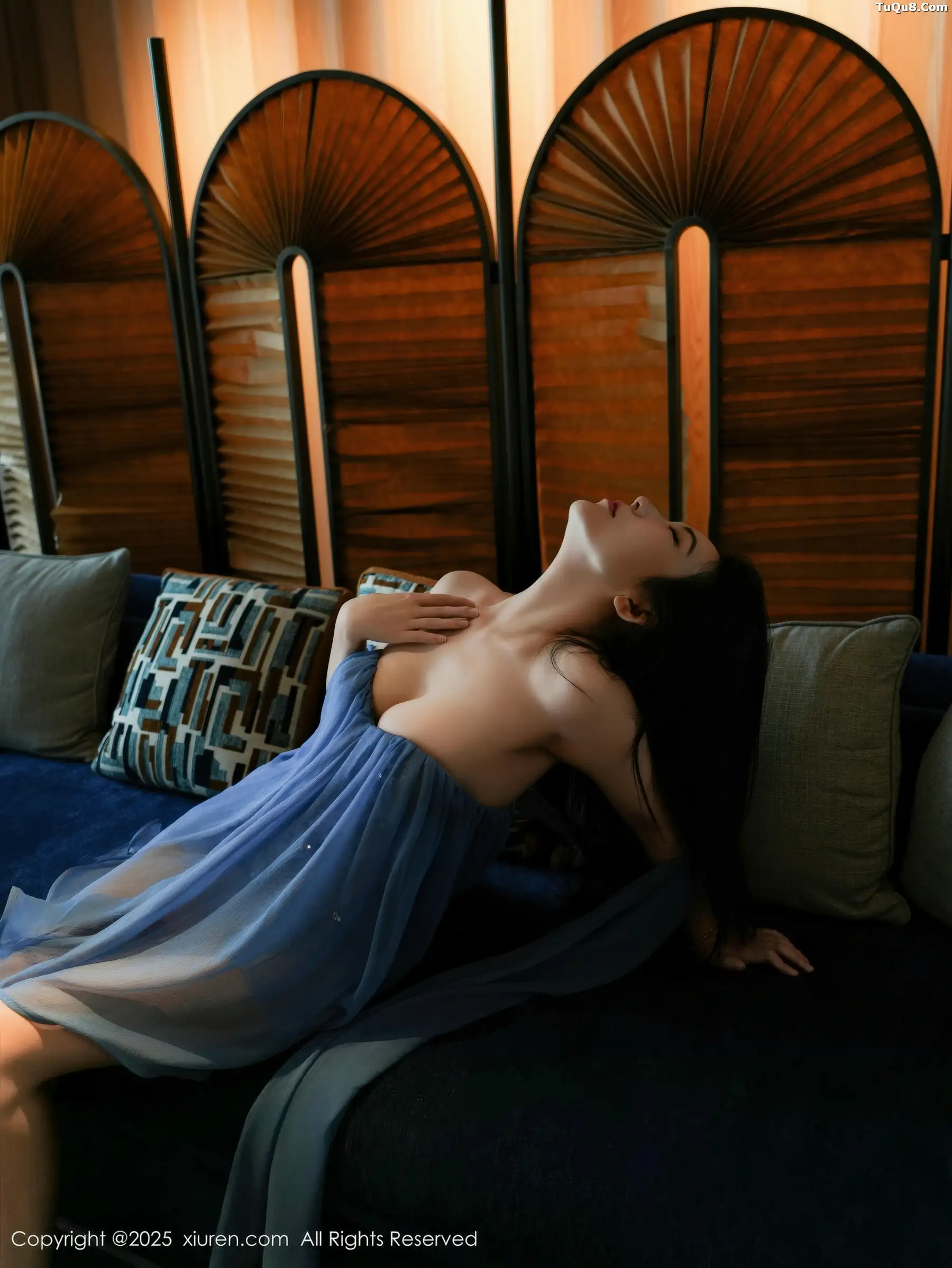 烧烧小桃蓝色连衣短裙+白色碎花连衣裙秀曼妙身材绝美写真 第 3 张