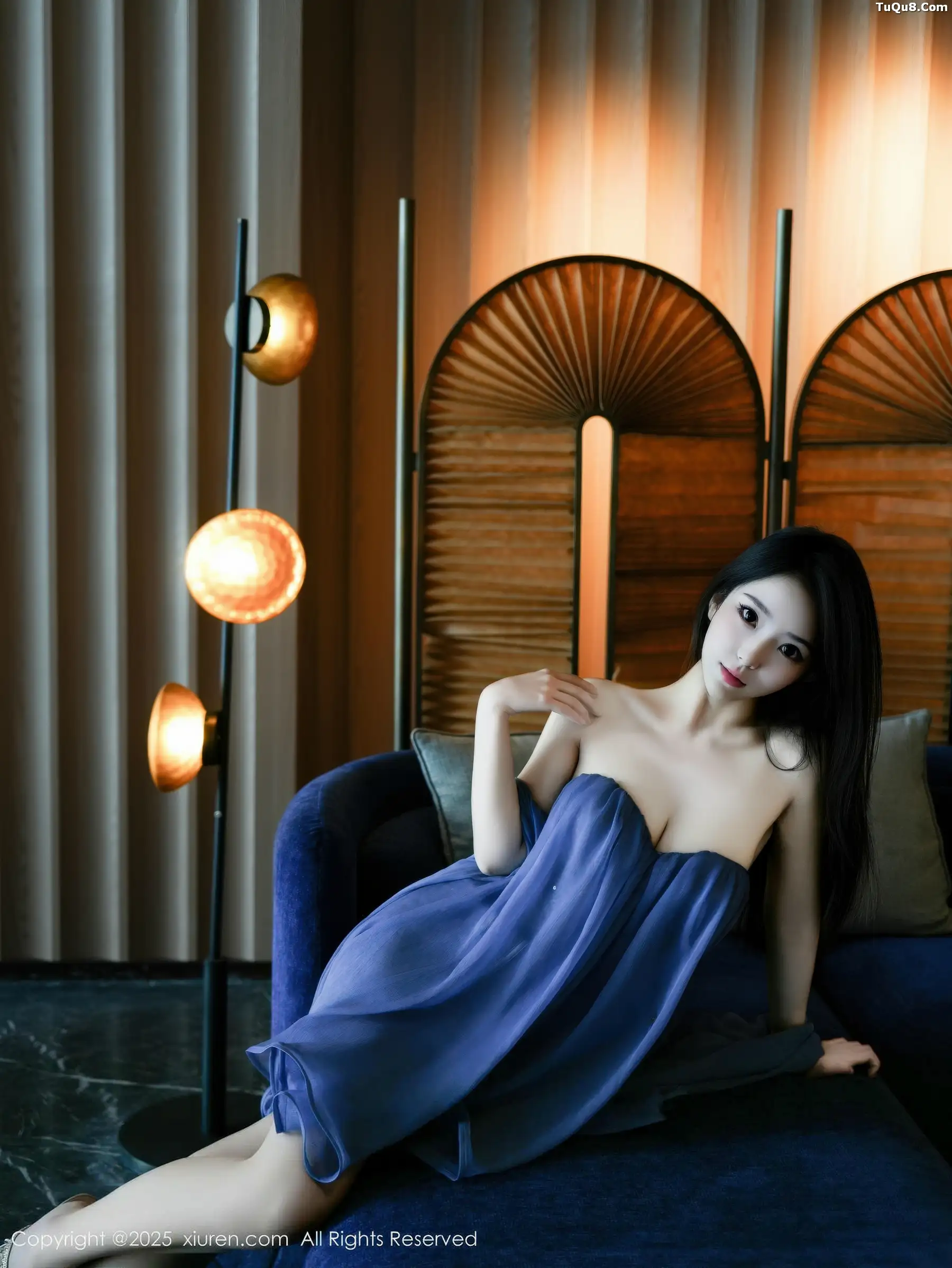 烧烧小桃蓝色连衣短裙+白色碎花连衣裙秀曼妙身材绝美写真 第 6 张